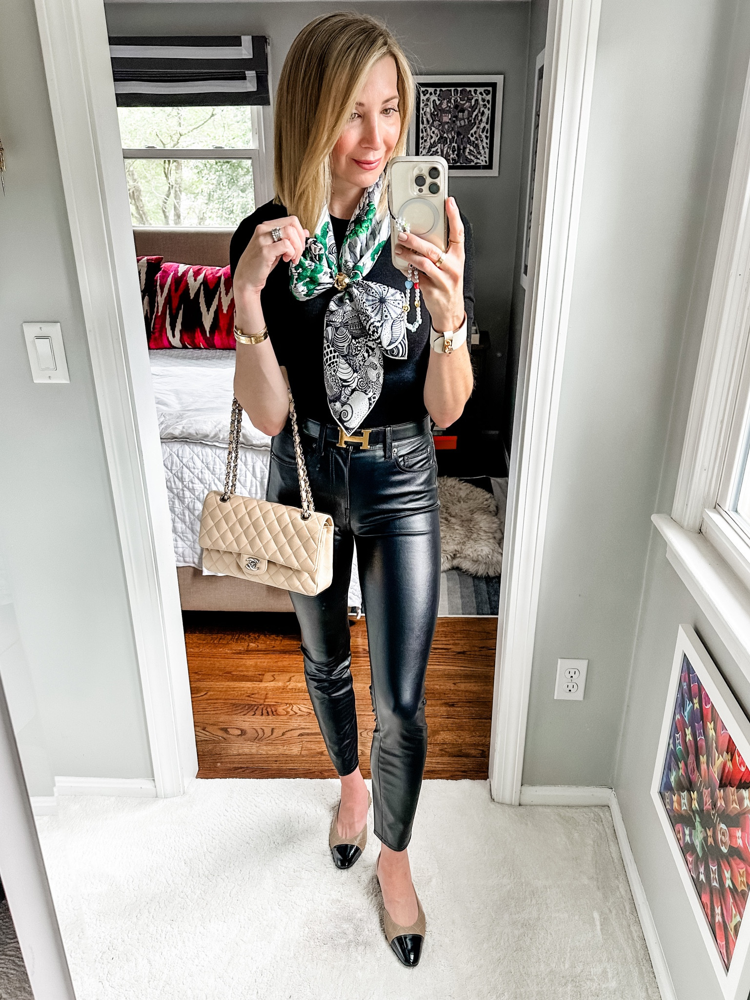 Once again, the #silkscarf proves it can spice up an otherwise simple outfit🏅 



#LTKshoecrush #LTKitbag #LTKstyletip