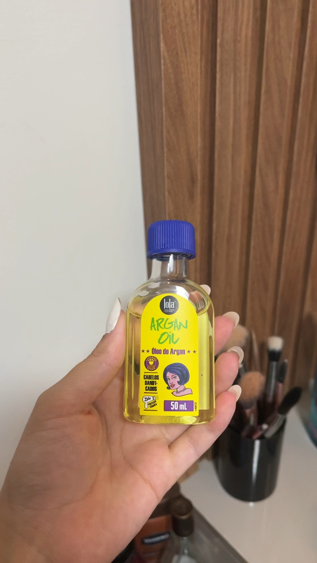 Óleo de tratamento para cabelos danificados. Lola Cosmetics Argan Oil finaliza o cuidado ao ajudar na reconstrução dos fios, além de proteger e disciplinar com leveza.
O Óleo Capilar Lola Cosmetics Argan Oil evita os danos causados pelo calor do secador e prancha. Ele não pesa nos fios e é rapidamente absorvido pela fibra capilar  

#LTKVideo #LTKbeauty #LTKbrasil