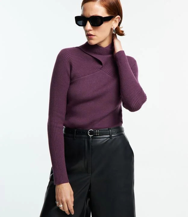 Blusa Canelada em Tricô com Gola Alta Transpassada Roxo | Renner (BR)