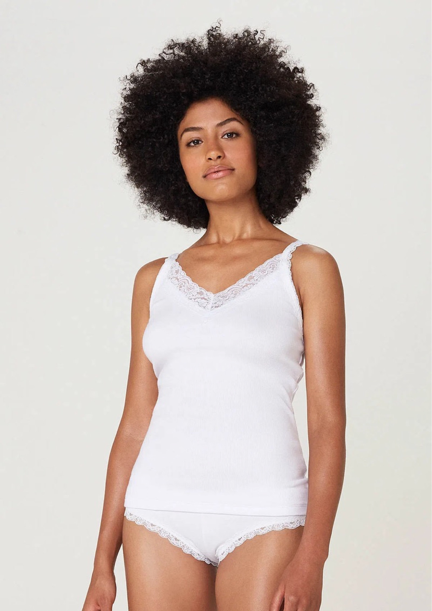 Além de super feminina, essa regata básica é campeã de vendas devido ao seu charme e conforto. Confeccionada em malha de ribana com elastano, ela possui modelagem slim, proporcionando um caimento mais ajustado ao corpo. Os detalhes ficam por conta da renda que desenha e valoriza o colo feminino. Aposte nesse modelo também em sobreposições e tenha looks versáteis e com muito estilo. Cores cinza M2H e MD3: confeccionadas em malha de algodão, poliéster e elastano.

#LTKbrasil