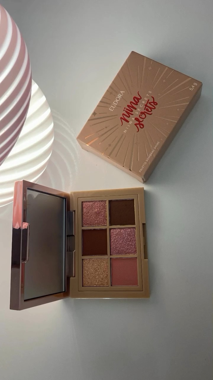 Lançamento Niina Secrets Palette Rosé Shine 😍🩷
Sou apaixonada por minis e amei essa fofura de paleta, são 6 sombras belíssimas, 3 com acabamento matte e 3  muito brilhantes, são super pigmentadas, aveludadas e esfumam super fácil, já vai pras minhas necessaires de minis, amei demais, Niina vc faz tudo, espero que tenha mais lançamentos de minis  🩷🤌🏻