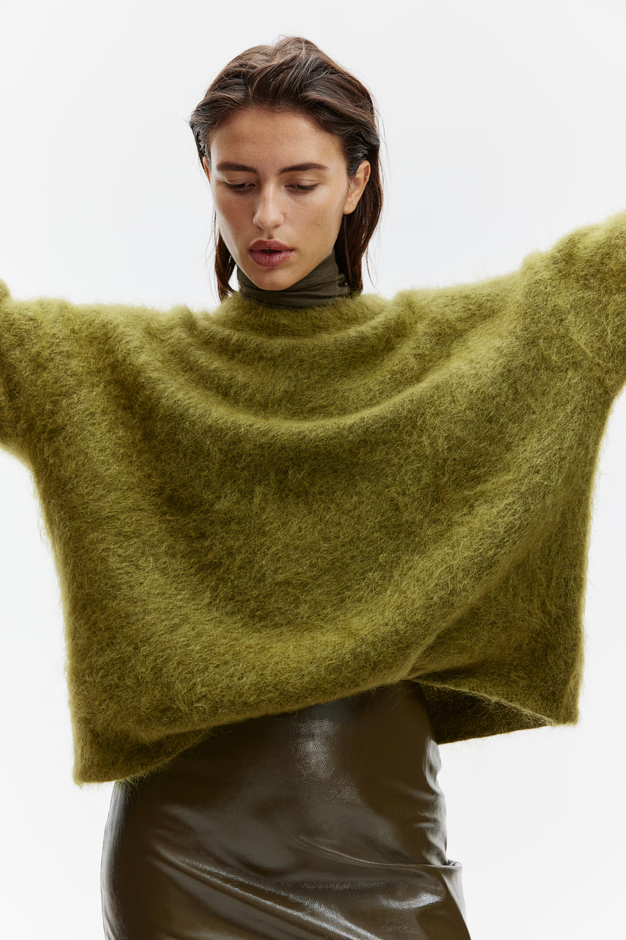 Oversized mohair-blend jumper - Round neck - Long sleeve - Olive green - Ladies | H&M GB | H&M (UK, MY, IN, SG, PH, TW, HK)