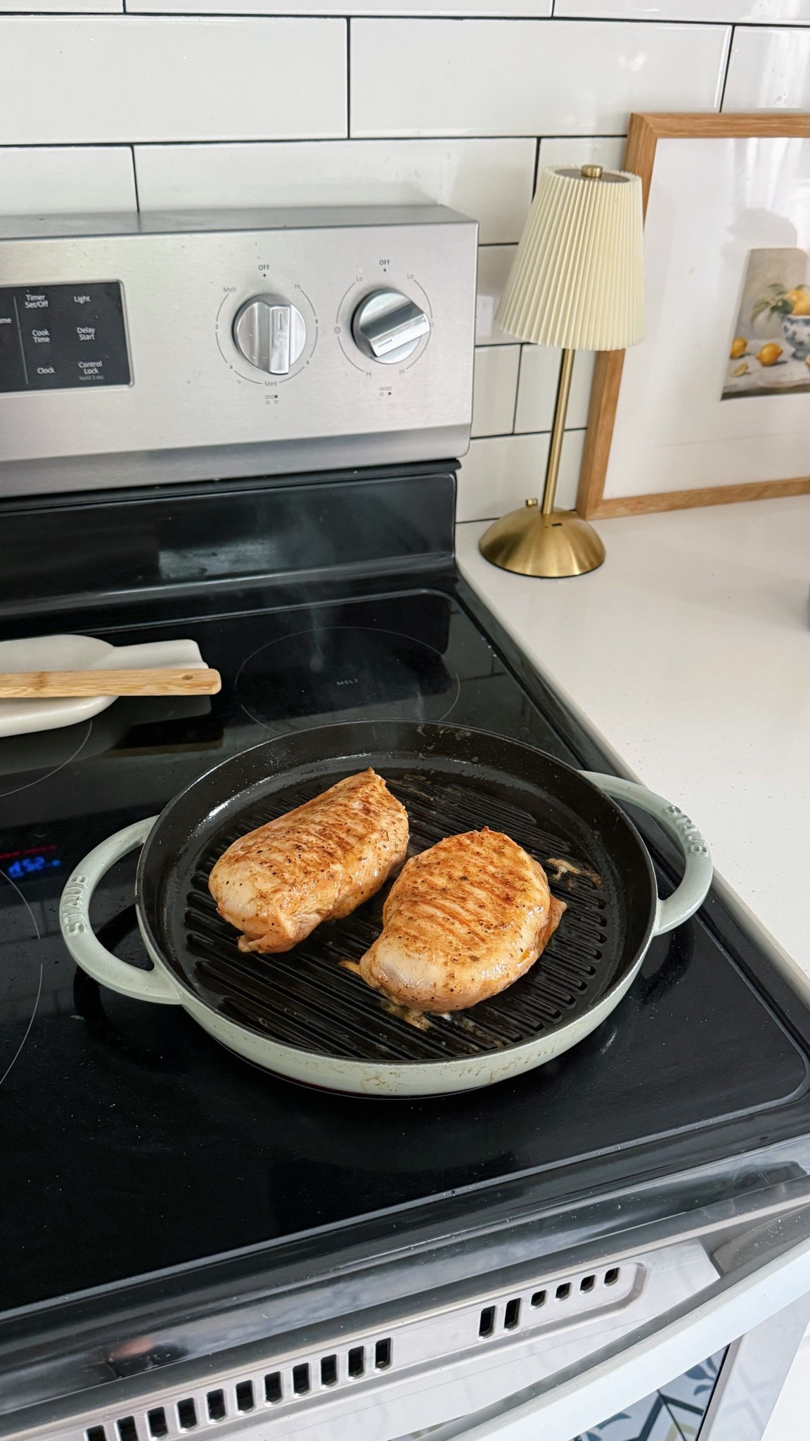 favorite cast iron pan!!!  they don’t make the round grill pan anymore, but the square one is the same! 