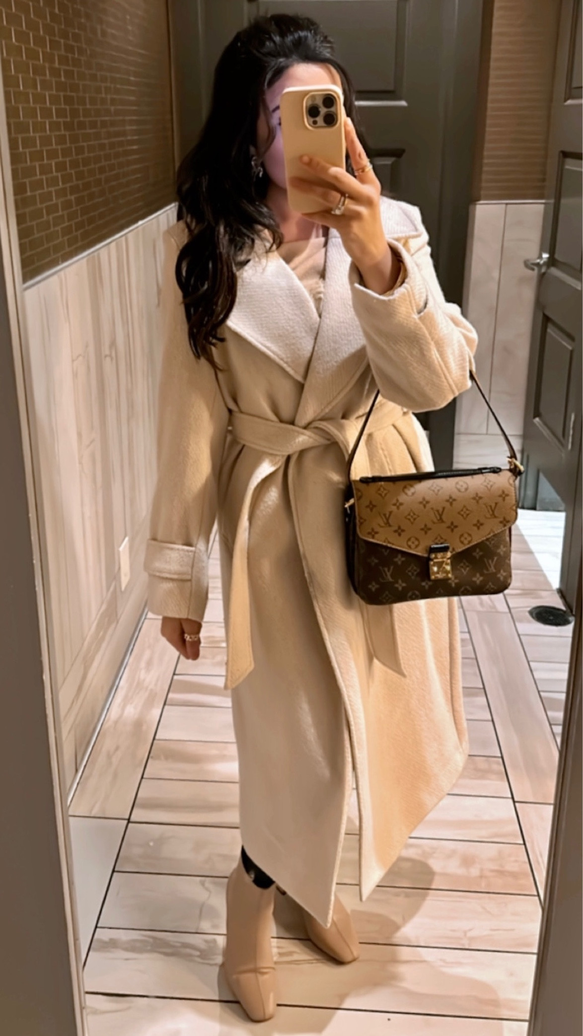 Winter neutrals 🤍

-H&M tie belt wool blend belted long peacoat. Runs big, (in a size small)

& H&M nude short boots

-Louis Vuitton two tone Pochette Métis 