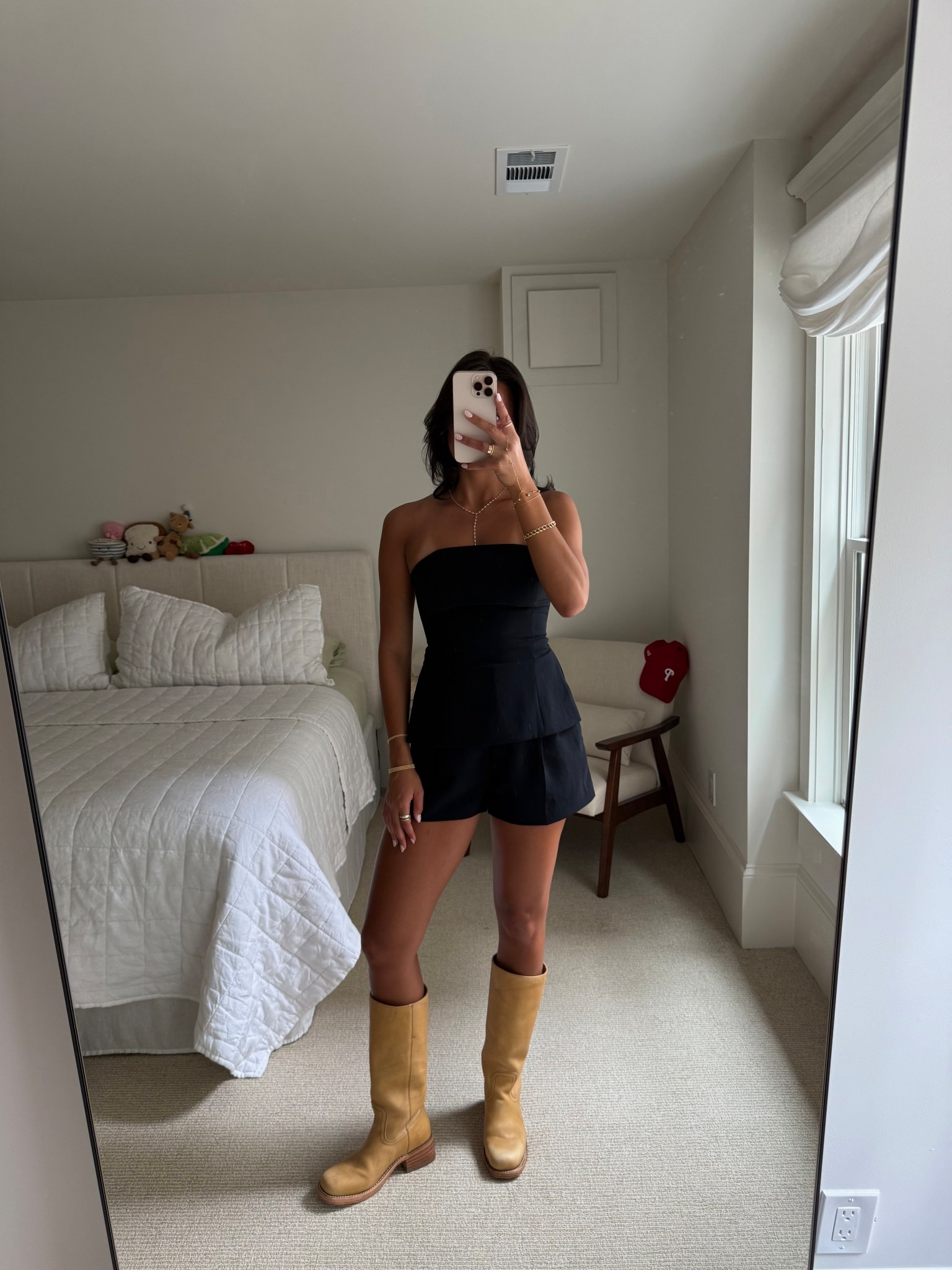 Staying sophisticated yet flirty wearing @Aritzia! I am wearing a size 4 in this Wilfred tube top and a size 6 in the effortless shorts! #Ad #AritziaPartner 