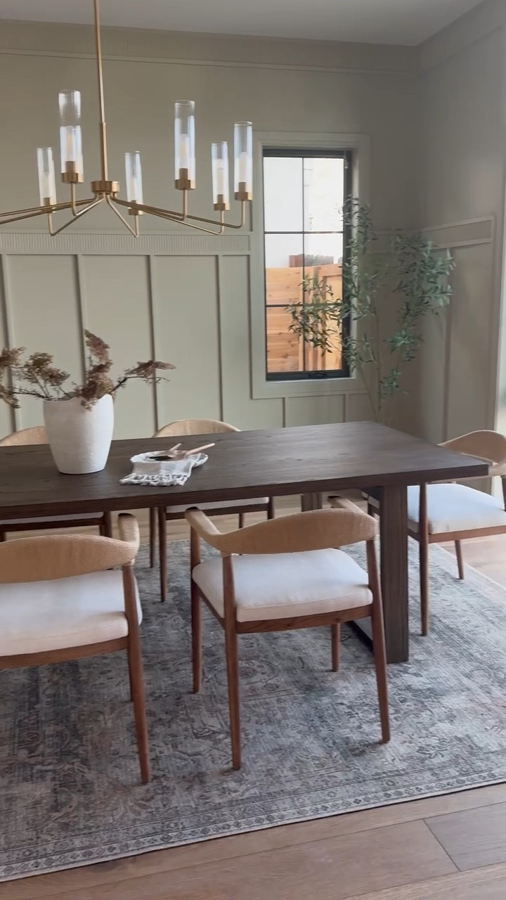 Stunning rug on sale now!

Area rug, dining room rug, living room, neutral, loloi

#LTKHome #LTKSaleAlert