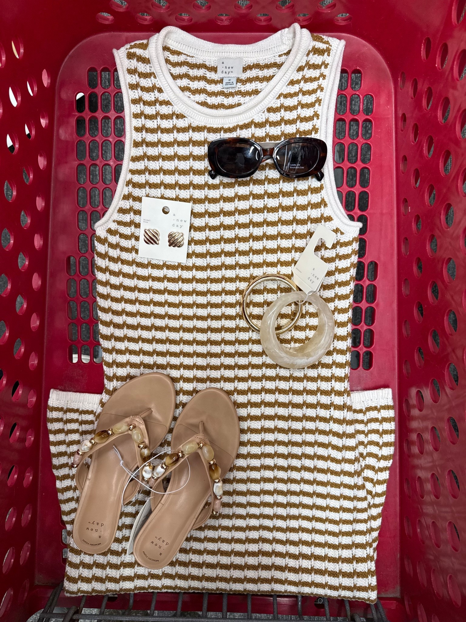 This one just feels like summer 💛

Bracelets  are not online at this time. 