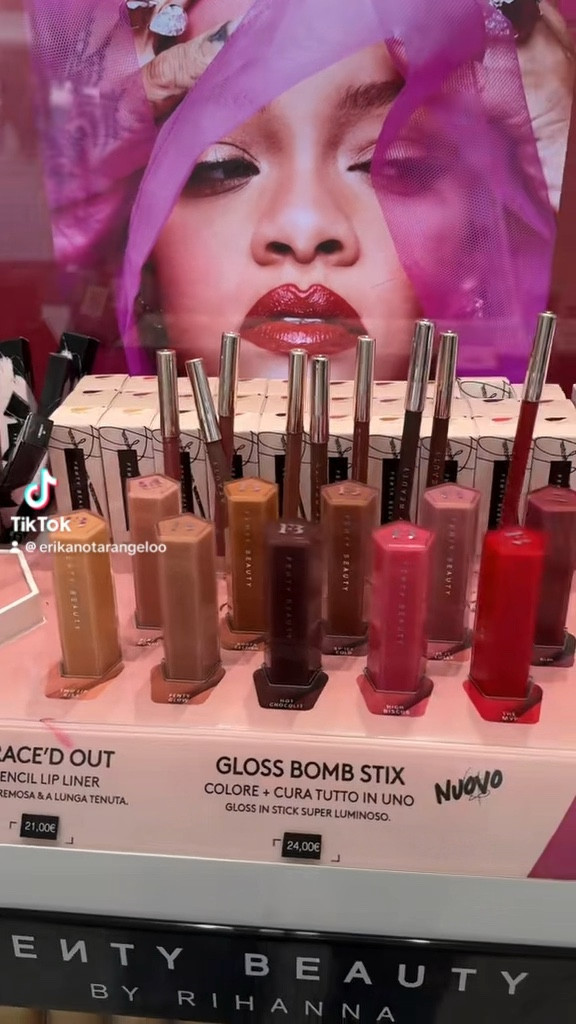 Fenty Beauty Trace’d Out e Gloss Bomb Stix swatches ✨💋

#fenty #fentybeauty #new #lipliner #glossbomb #swatches

#LTKbeauty #FashionMonth #LTKeurope