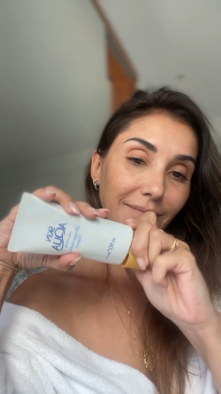 Esse é o Skin Aqua®️ UV Super Moisture Essence, um protetor Solar facial e corporal hidratante, de base aquosa com textura leve e de rápida absorção. Ele tem FPS 50 e protege contra os raios UVA e UVB, sem deixar a pele oleosa. Sua fórmula é rica em ingredientes hidratantes e possui dois tipos de ácido hialurônico , que atuam como uma barreira natural para evitar a perda de água e preserva sua hidratação natural. Também possui arginina e colágeno hidrolisado que auxiliam na firmeza e a elasticidade da região desidratada pelos raios solares. Além disso, é enriquecido com extratos naturais de flor de cerejeira e mirtilo para ação anti-inflamatória e calmante, com efeito antioxidante. Outra coisa que amooo nele, é ser resistente à água e ao suor, e também ter um acabamento invisível na pele. Livre de parabenos, fragrância e corantes. Um super produto que trata e protege, tudo que amamos!!! 

#LTKbrasil #LTKbeauty