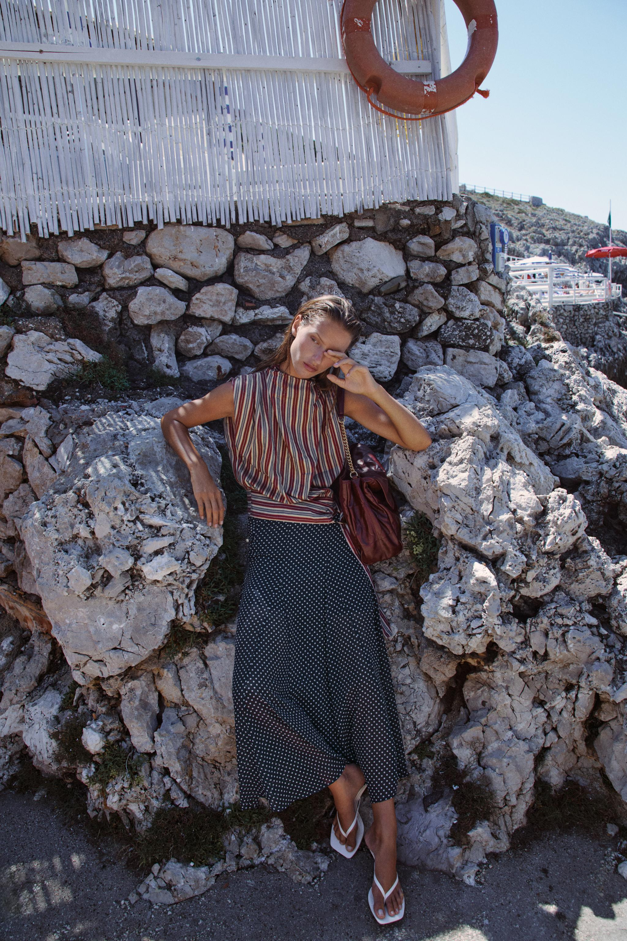 High-neck, sleeveless top featuring pleated shoulders. Designed with a knotted hem detailed with ... | Zara US