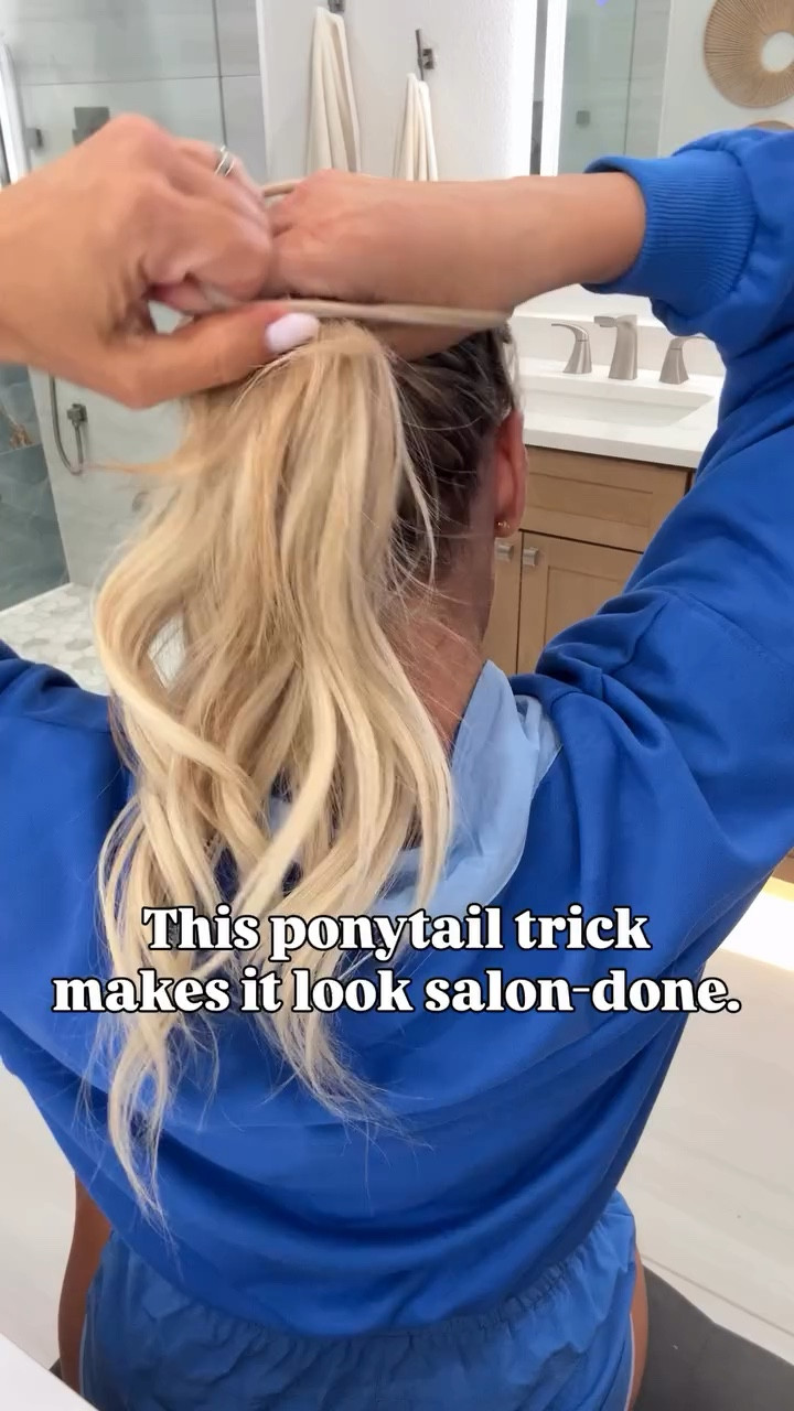 This ponytail trick makes it look salon-done.
#hairstyle #ponytail #ponytails #hairstyling #hairstylist