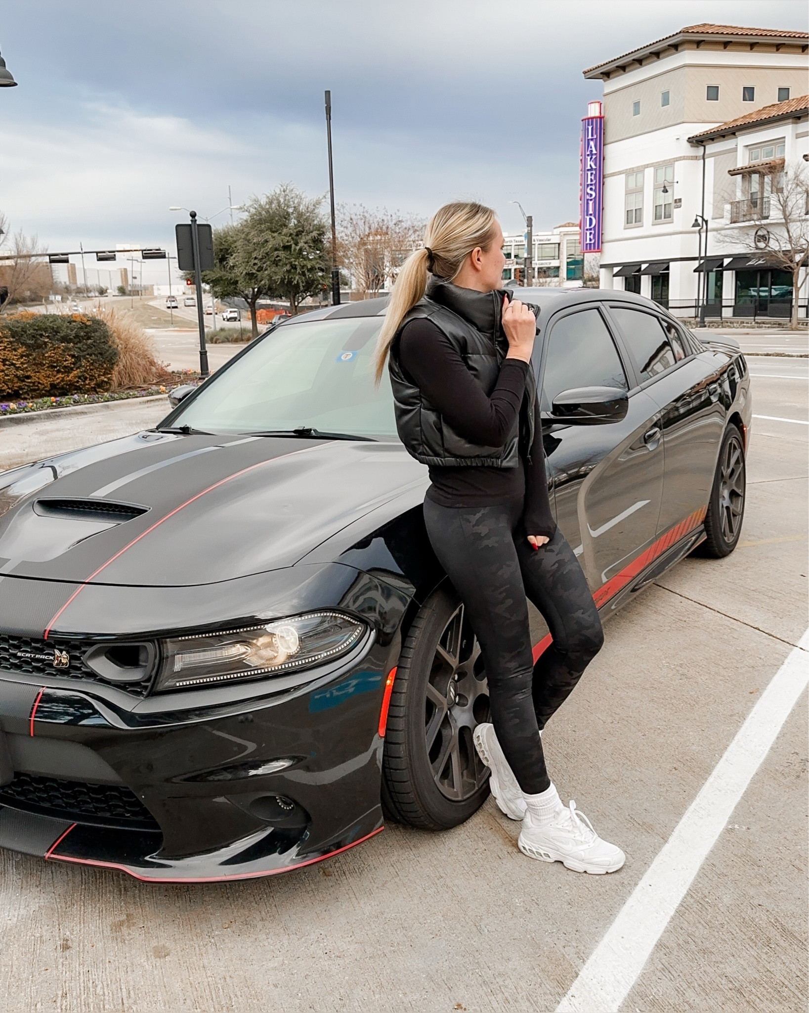 OOTD 🖤 Spanx leggings are my favourite, they fit me just perfectly. These Nike sneakers are my go to, basic long sleeve is H&M, socks are from Amazon, vest Zara. 