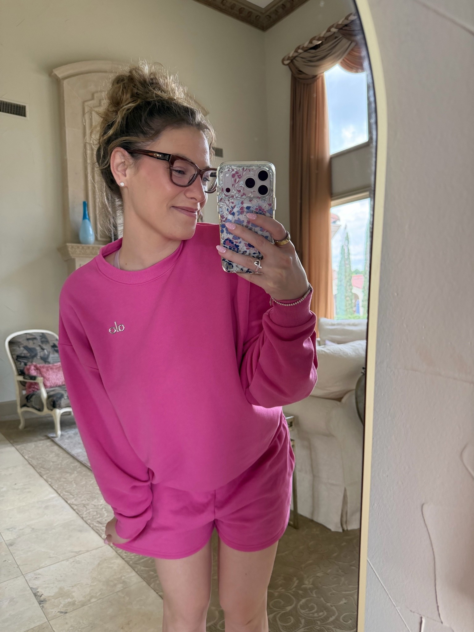 After church outfit! 

@Alo Yoga sweat set 

Accolade crew neck sweatshirt - in small color paradise pink 
Accolade sweat shorts - in small color paradise pink

#LTKootd