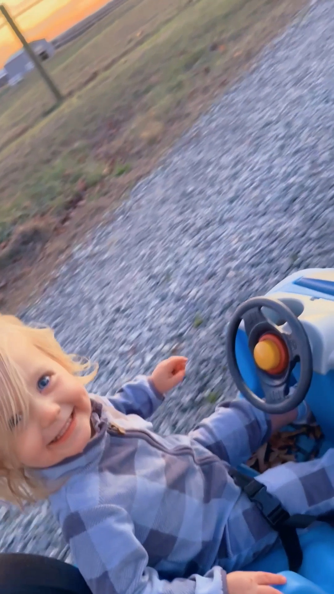 how we waited for “Dada” to get home 🏡 tonight 🚙🌾🌅 with the chickens 🐓😍

#LTKdayinmylife #LTKKids #LTKmomlife