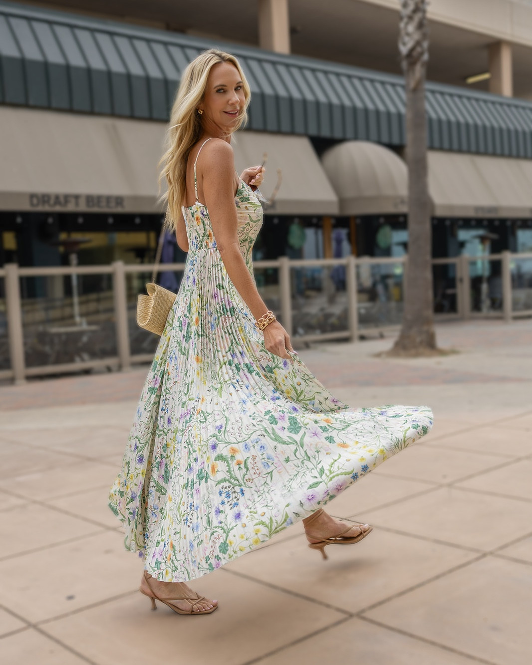 Some outfits don’t need a big moment.

They just quietly make you feel beautiful, feminine, and a little more confident the second you put them on.

And honestly… those are always my favorite ones.

#tallfashion
#tallgirlstyle
#springstyle
#effortlessstyle
#feminineenergy



#LTKOver40 #LTKTall #LTKWedding