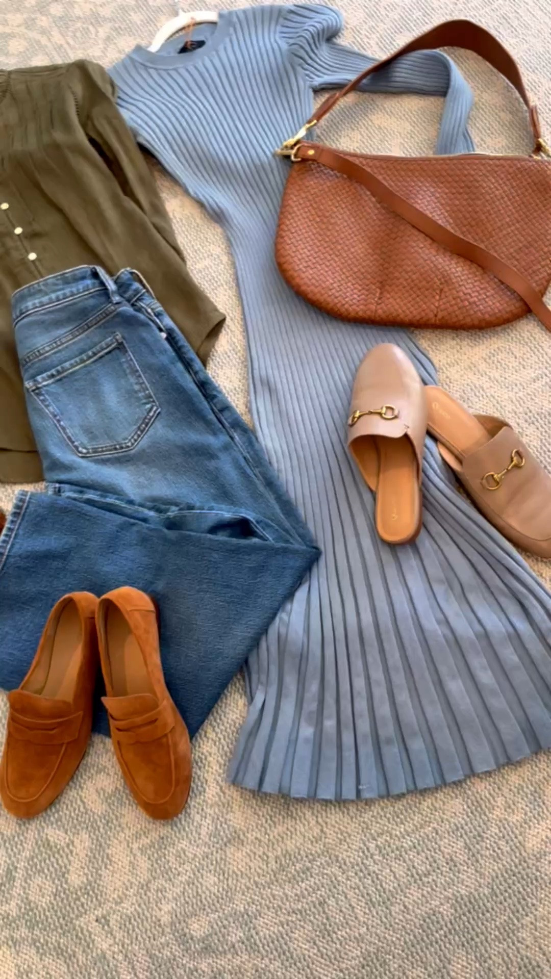 A win every single time. @Quince is my 1 stop shop for affordable, stylish, versatile pieces we
can mix and match to make endless outfit possibilities. Can you even with the outerwear?!!?!
Sizing:
26P jeans
Xs top
S dress
Xs jacket
8 slides
7.5 loafers
Yes to the bags!
#quincepartner