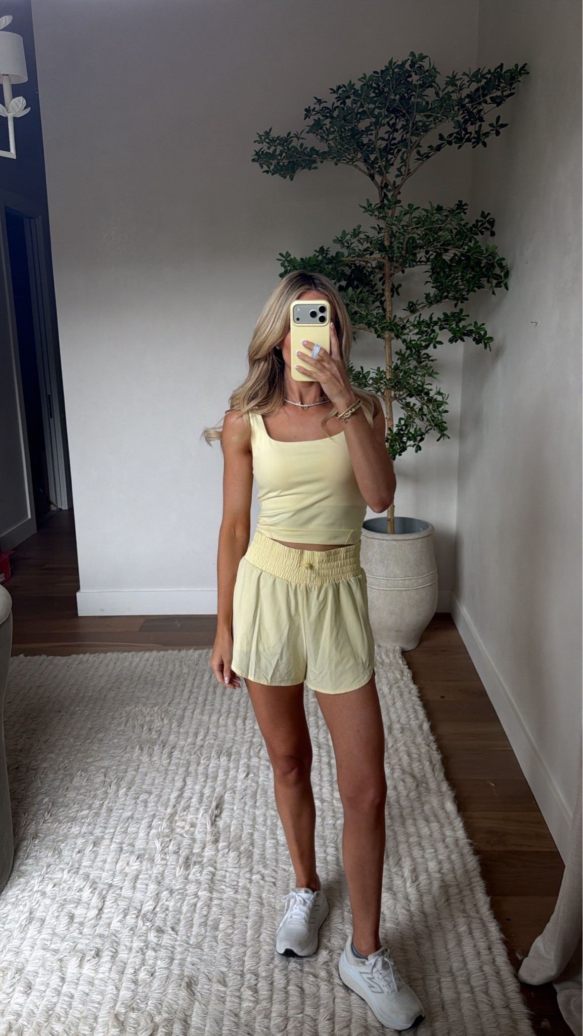 Wearing a S but could’ve done an XS!
The yellows look different online but they are the same color in person 🙌🏻