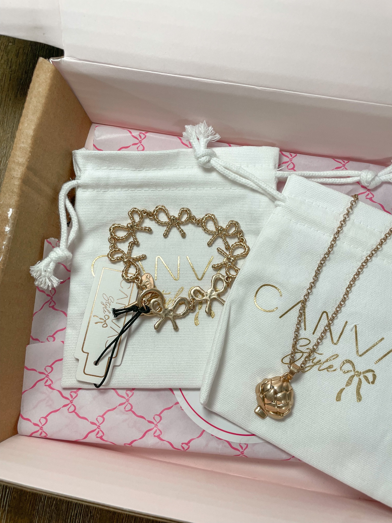 the artichoke. the bows. 🥹 


#grandmillennial #grandmillennialstyle #bowbracelet #artichokenecklace #canvasstyle #LTKGiftGuide

#LTKunder50 #LTKFind