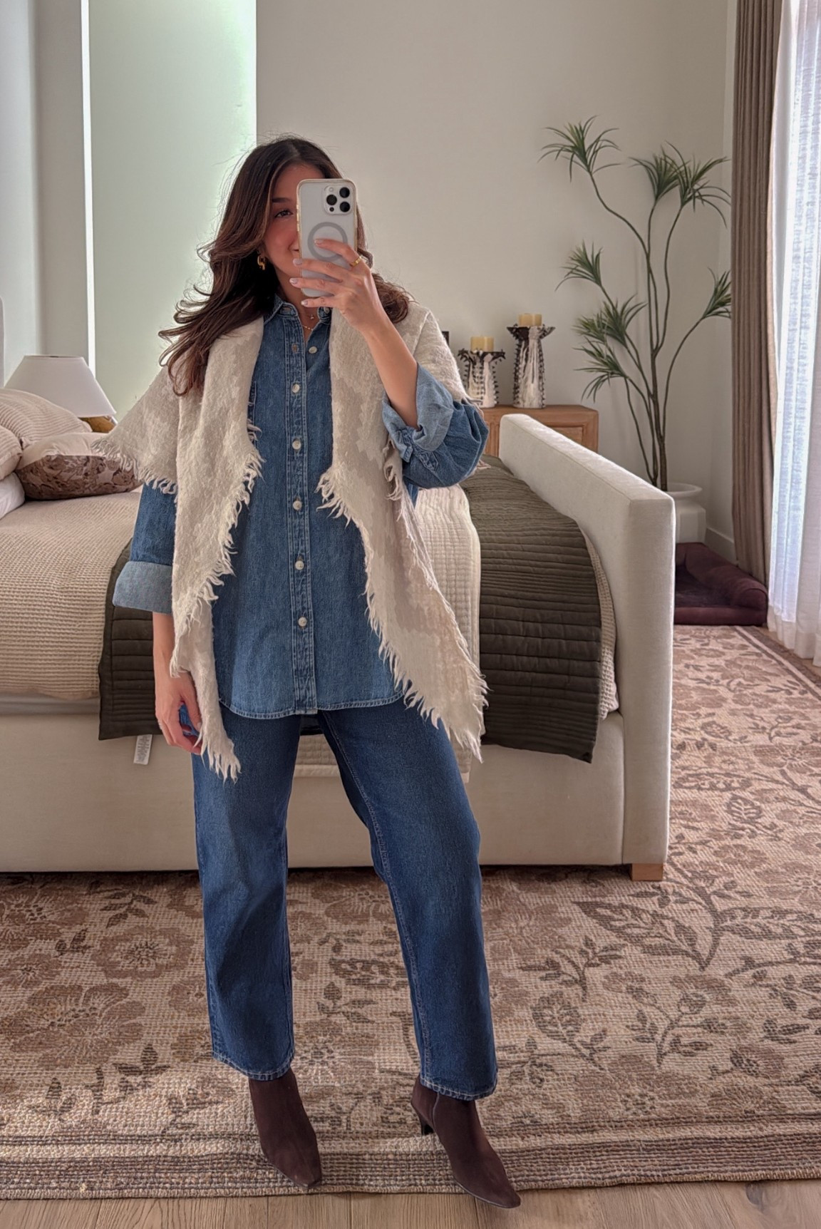 Maternity jeans 10/10 they re stretchy, wearing size S 

#LTKootd #LTKBump #LTKgrwm