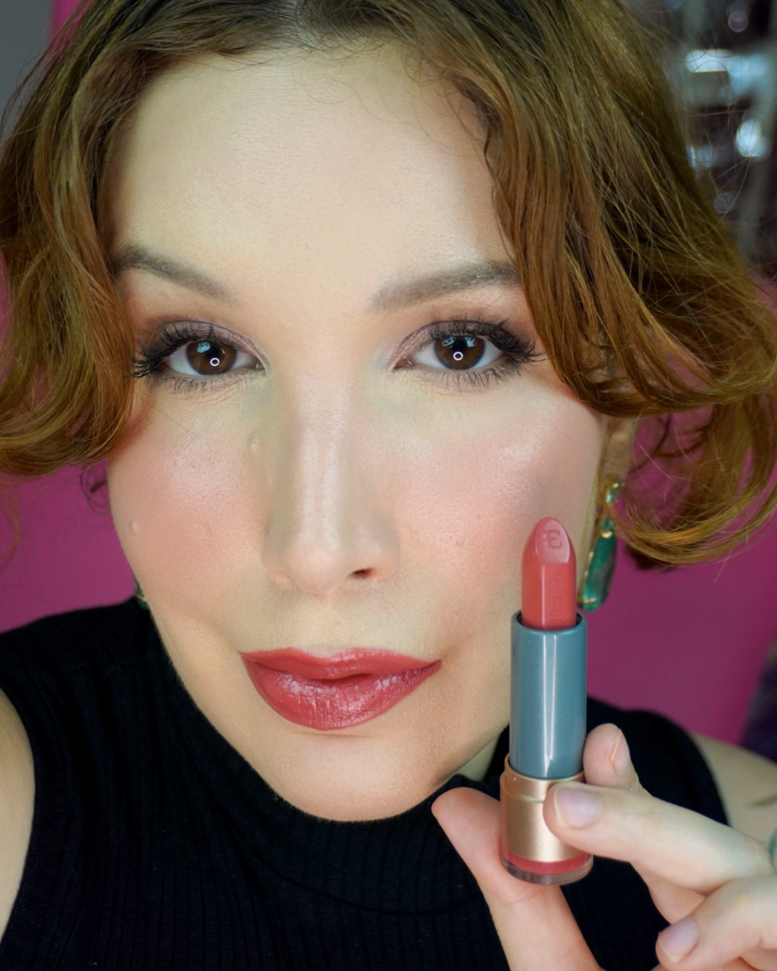 Linha de Batons Hidratante Soul Kiss Me de Eudora:
- Textura ultra cremosa e macia, que lembra um balm, pois desliza muito fácil;
- Apesar de mega hidratante, carrega alta pigmentação, do tipo que não precisa construir a cor dele nos lábios, uma única passada já entrega todo pigmento 🥰🤌

A cor usada foi a Avelã, um Nude rosado, que passeia levemente pelo marrom no fundo, ficando belíssimo nos lábios e criando um efeito de lábios cor de carne, suculentos. 