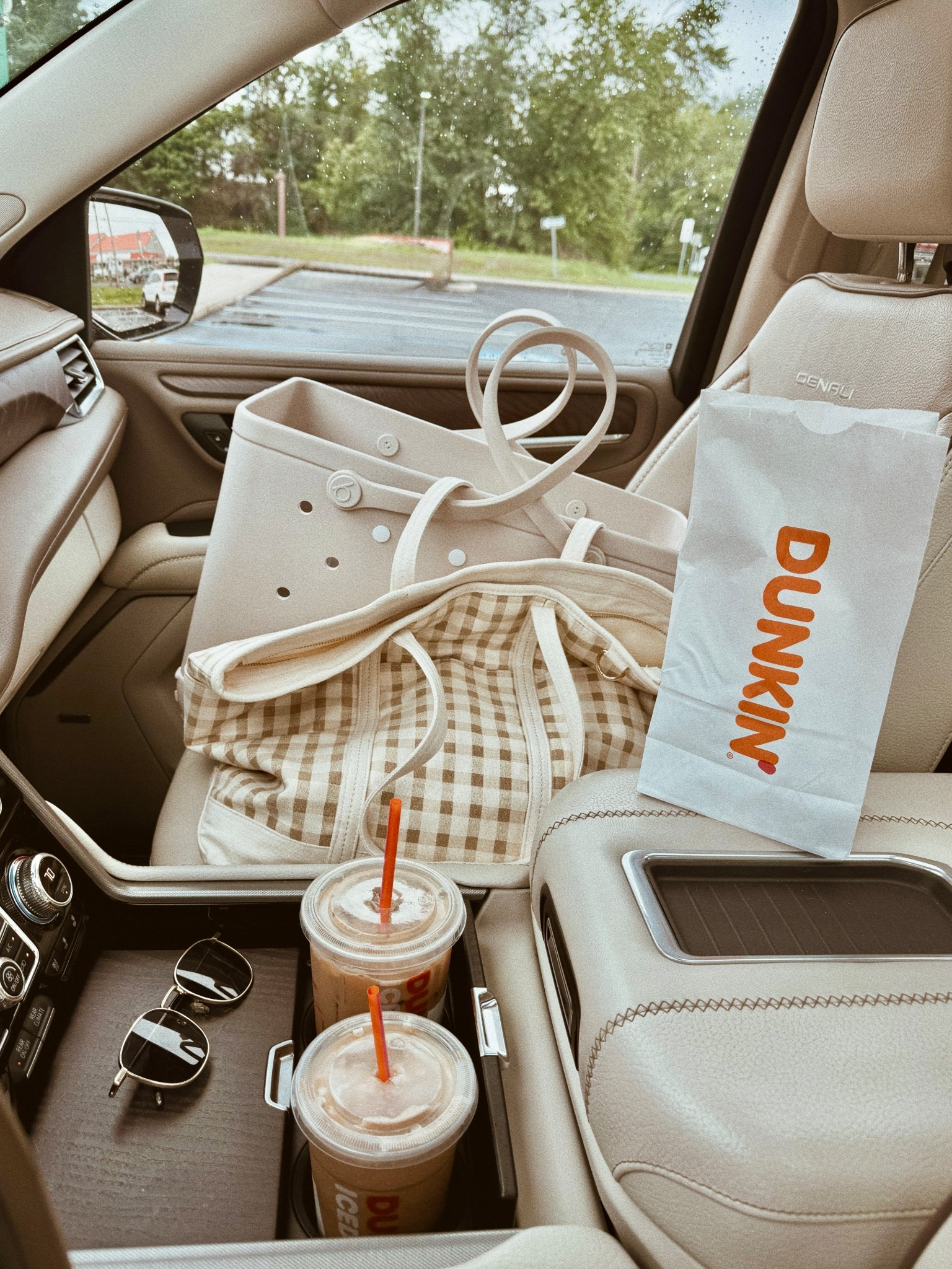 my two favorite mom-bags at the moment🤍✨🫶🏼

#LTKFamily #LTKKids #LTKFindsUnder100