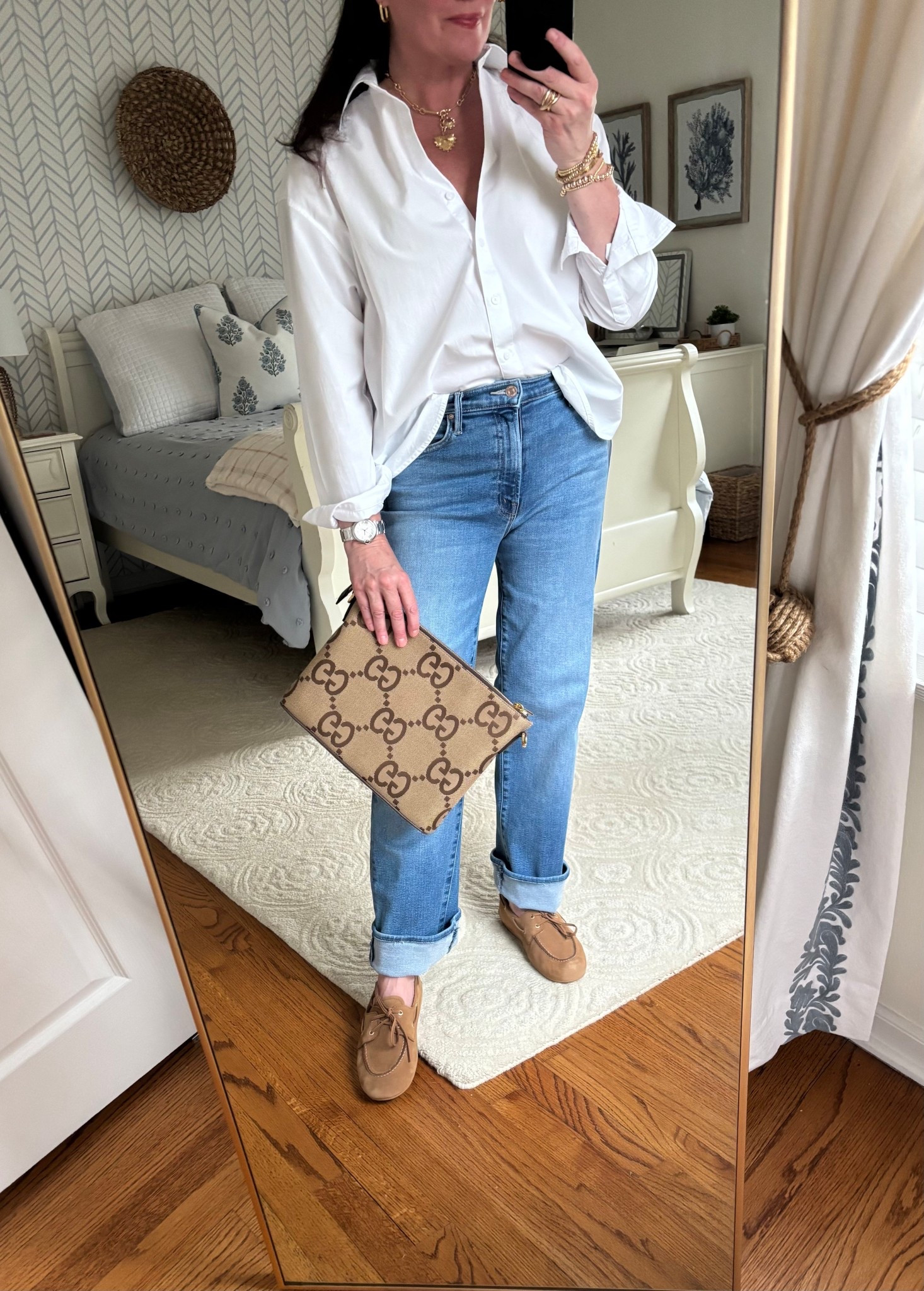 Slouchy boyfriend button down, cuffed jeans and a boat shoe 💙