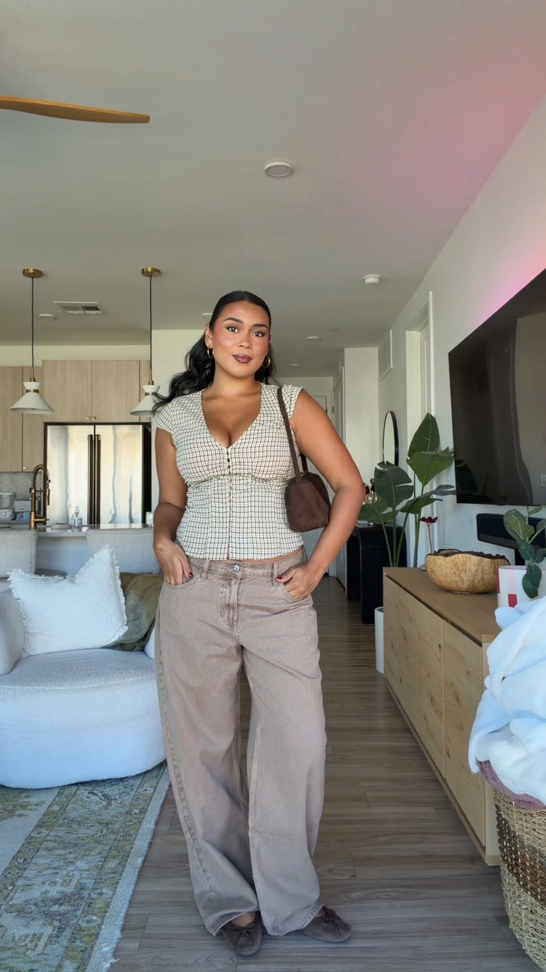 fall fit of the day🤎 love these jeans from @abercrombie SM (they runs true to size, I get the curve love/ wear a US 30)/ top is @Princess Polly US (wearing a US 8, runs true to size)