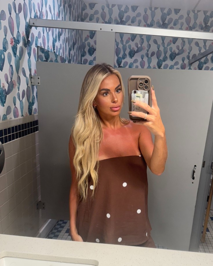 This brown polka dot set is lifeeee. Perfect for when it is still warm but would be perfect w a blazer or cardigan thrown over it when it gets cooler  & tall girlies like me IT’s LONG ENOUGH  😍

#LTKSeasonal #LTKFindsUnder50 #LTKTall