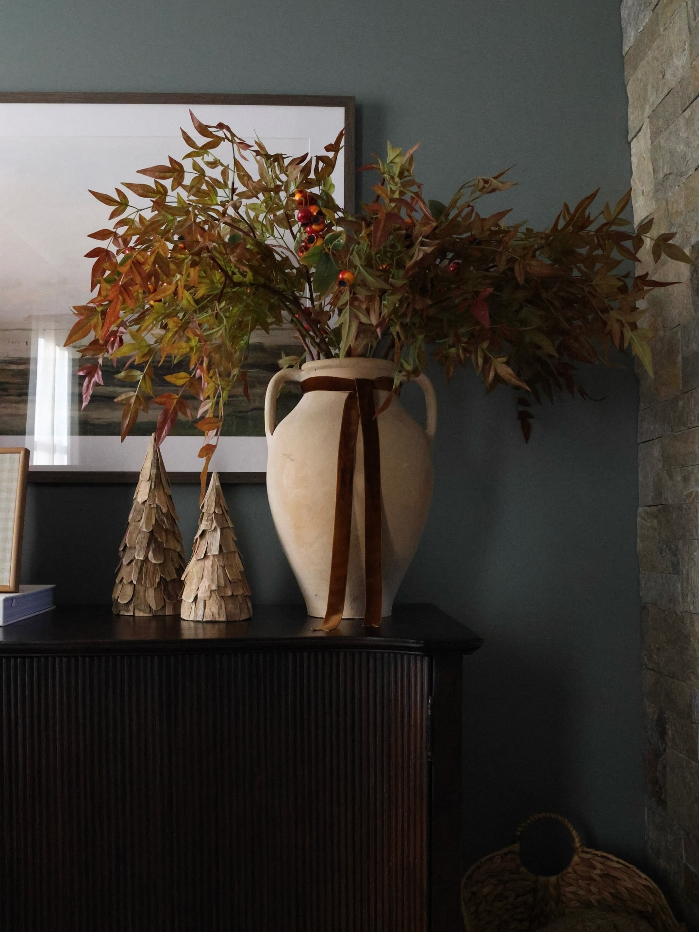 Bringing back some Friday stills 📸🎄🔔🎁🕯️

6️⃣ more days! 

Cozy Christmas | Christmas Stills | Collected Christmas | Vintage Holiday Decor | Autumnal Tones | Golden Brown Accents | Mantel Styling | You Can Find Me by the Fireplace | Festive Holiday | Cozy Vibes