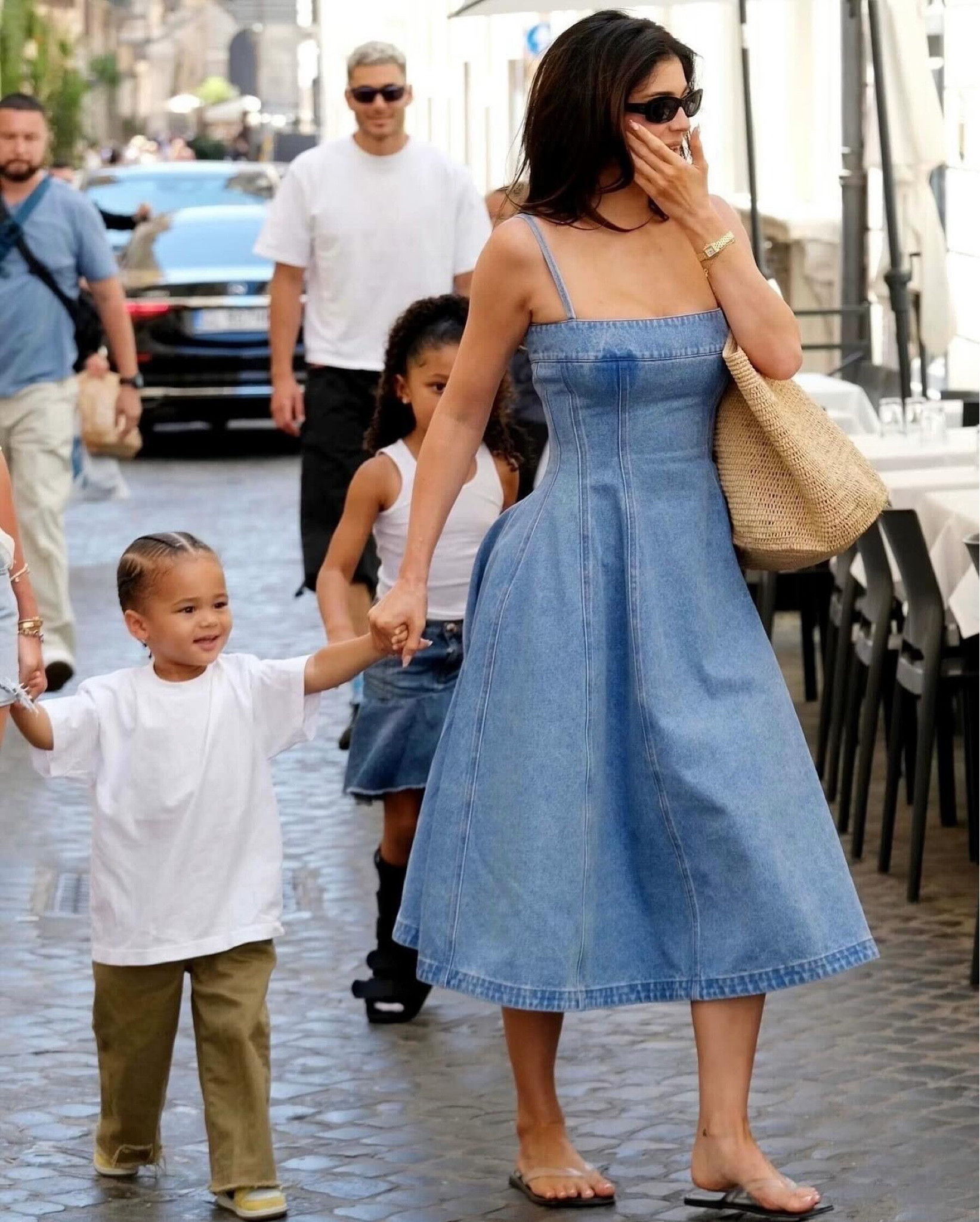 STEAL HER STYLE

There’s no one that slays #mumlife style quite like Kylie. We’re so into this casual yet feminine denim look for summer. 

#LTKspring #LTKstyletip #LTKaustralia