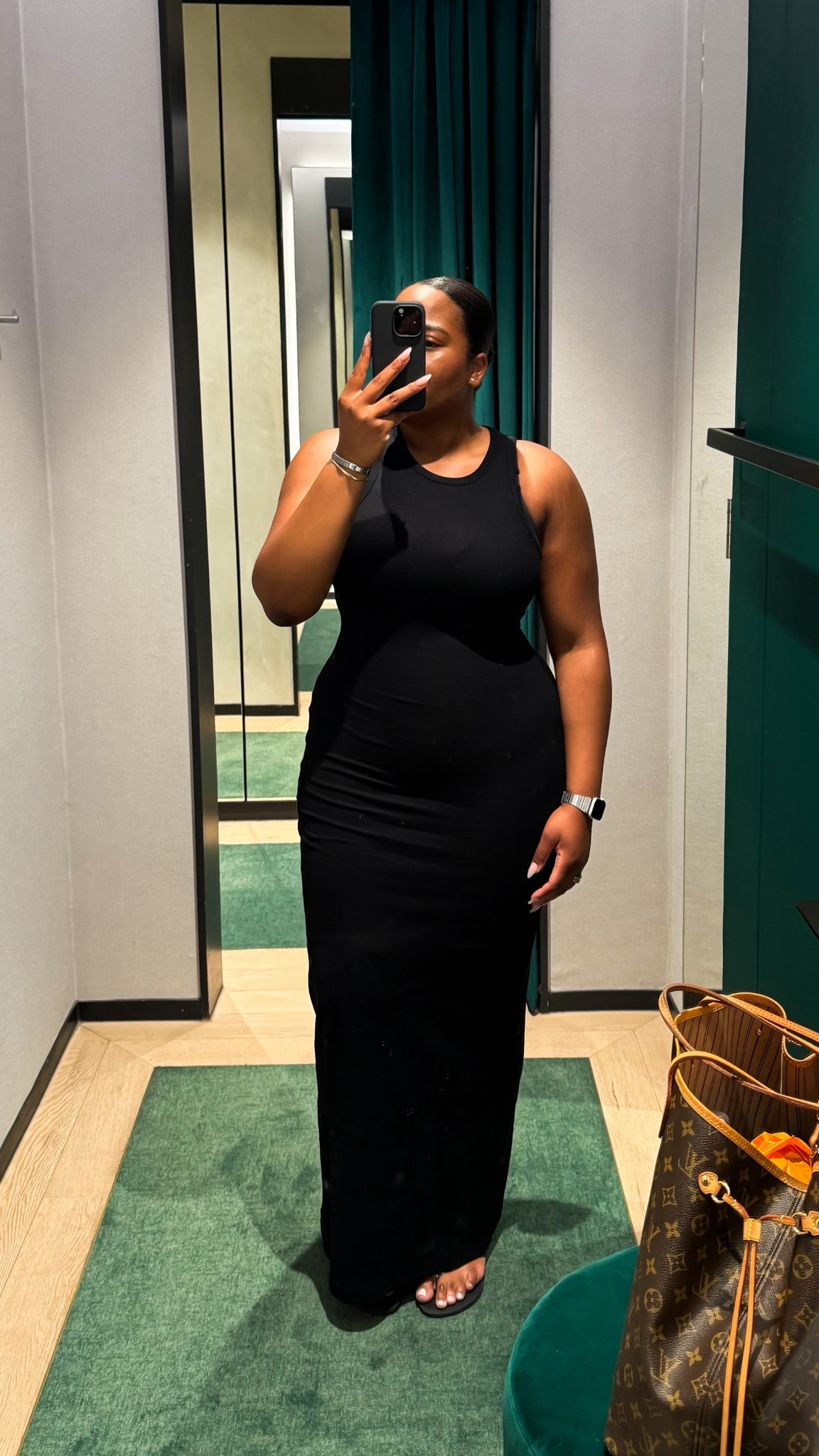 Simple OOTD for this stunning warmer weather we’re having in the UK!

I’m a UK 16/18 wearing a UK 14 btw!

Black dress / black midi dress / workwear 

#LTKplussize #LTKsummer #LTKworkwear