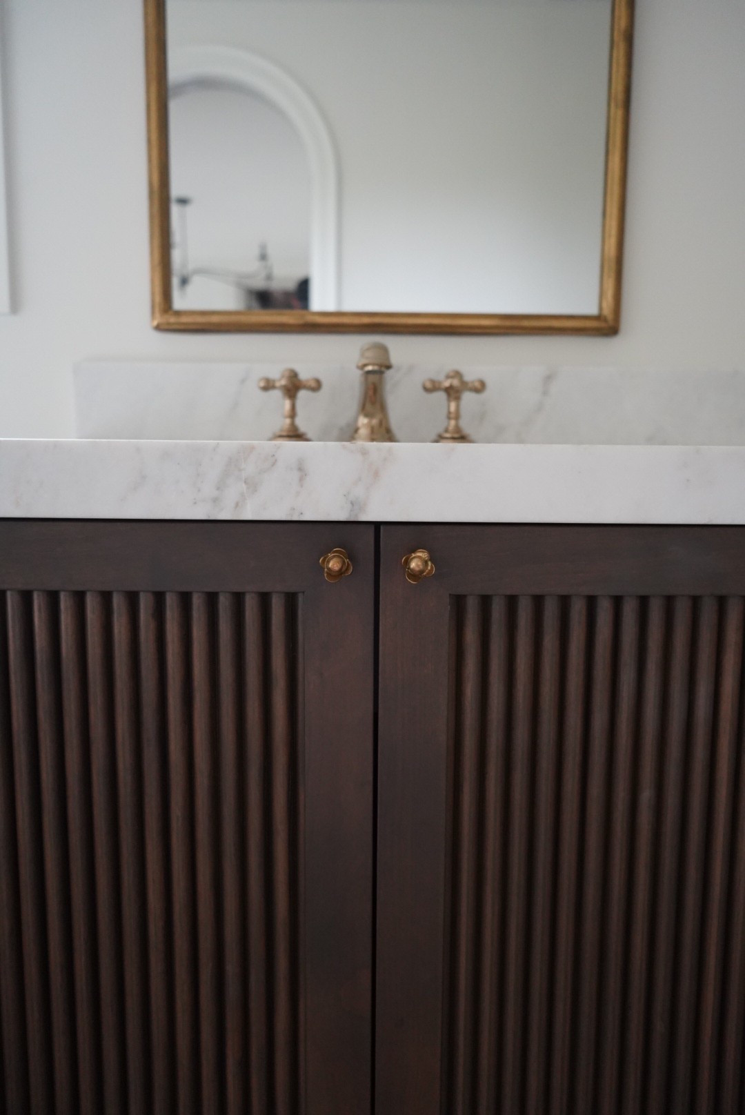 Bathroom knobs, faucet and mirror 

#LTKHome
