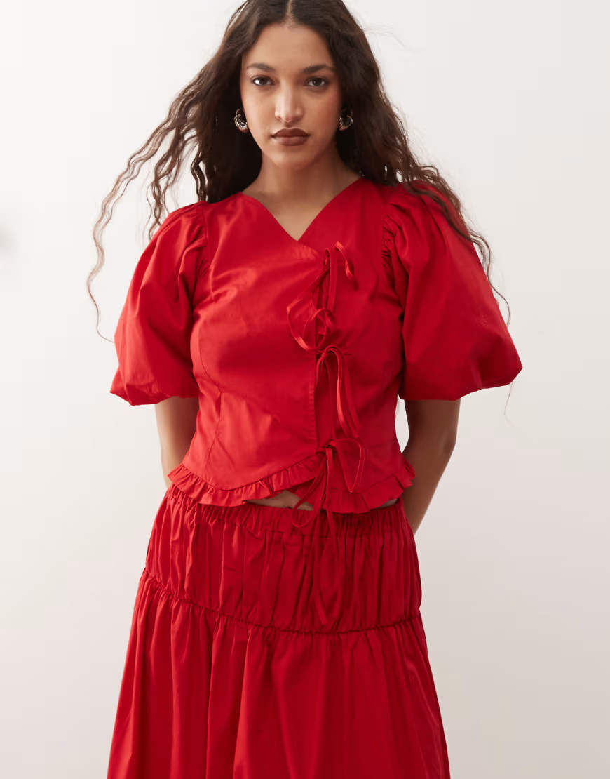 Reclaimed Vintage - Top stile cowgirl western rosso con maniche a sbuffo e laccio sul davanti in coordinato | ASOS (Global)