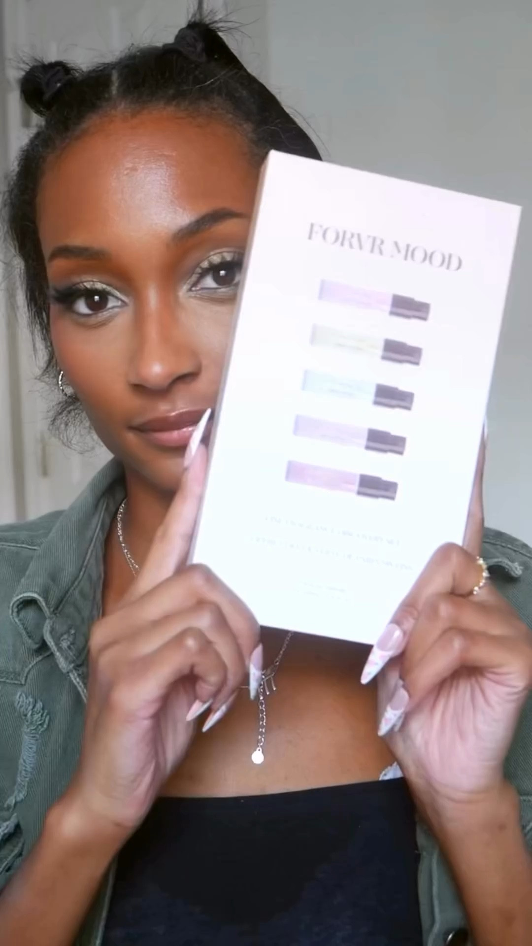 gifted by FORVR MOOD 🎁

As my anosmia transitions again from nonexistent to partial discovering new fragrances has been one of my new favorite hobbies (while it lasts). And my favorite thing about fragrances in general and about Forvr Moods’ fragrances is that they can be layered with each other or other fragrances to really create a mood and vibe 😍🤩 

Forvr Mood’s fragrances have always been a topic and I finally get to see why it’s been such a discussion 🤩

I found my 3 favorite Moods in this discovery kit 😌 so @jackieaina we’re gonna need extra large bottles of Hard To Get & NDA. And I will definitely be picking up a mini version of She Was Here 

@forvrmood @sephora #forvrmood #sephora