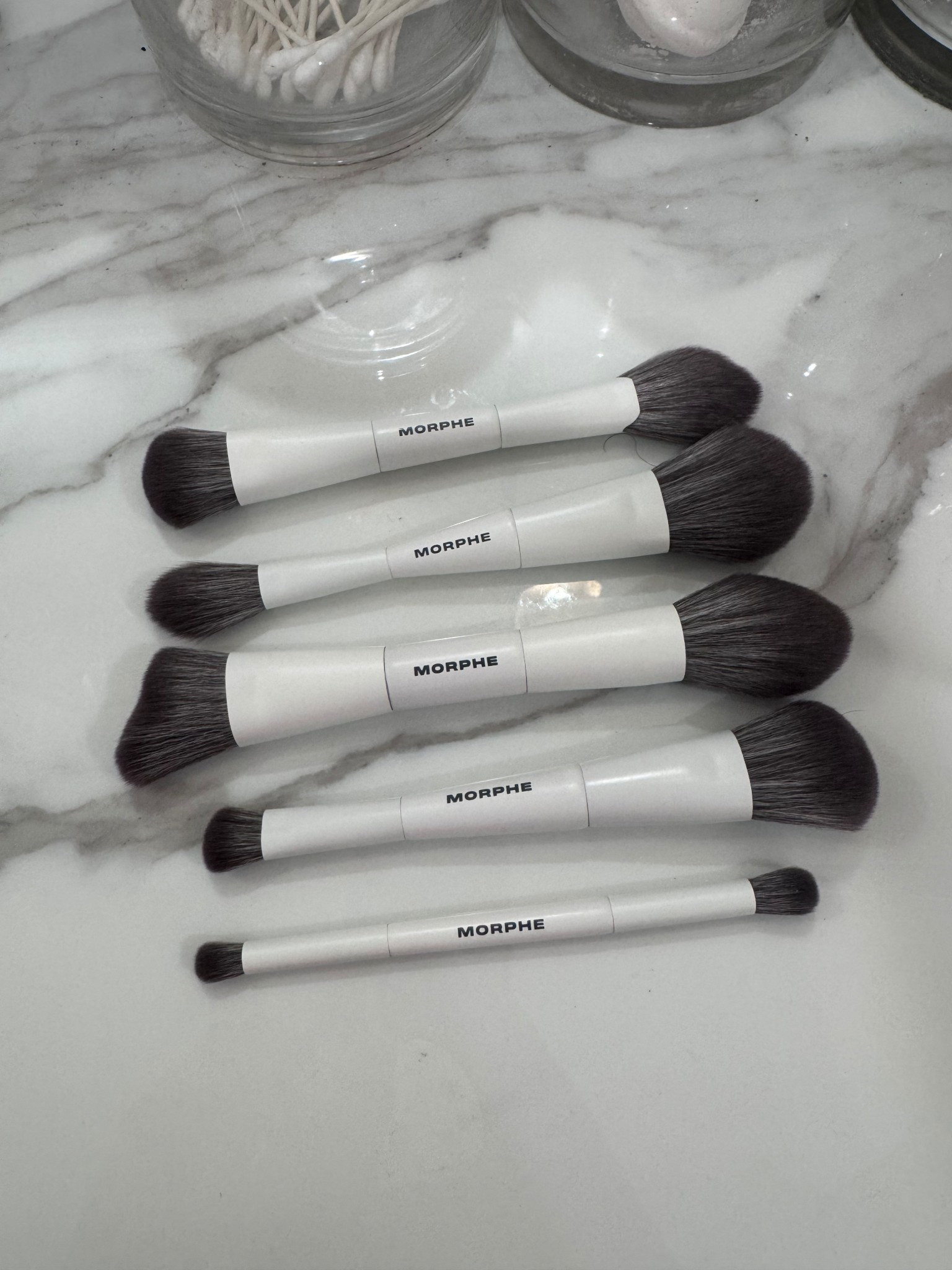 Need dual ended brushes are a game changer and space saver in your daily makeup bag. Because it turned 19 brushes into 5 🙌🏾 they are all you need for a full face 
