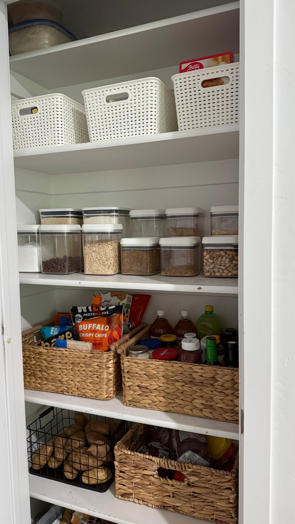 Tiny kitchen pantry organization 