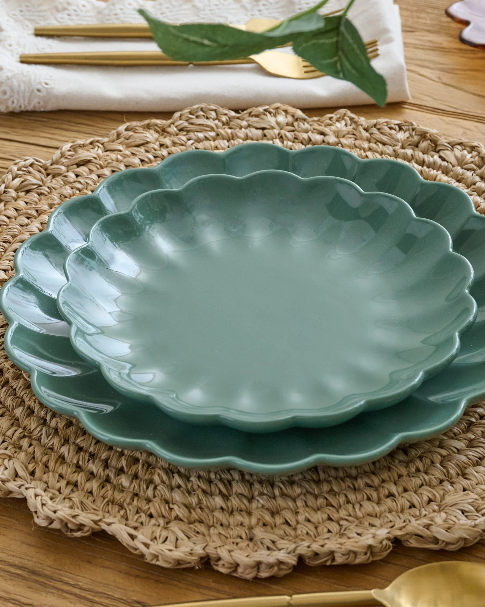 Seagrass Scalloped Plate | Magnolia