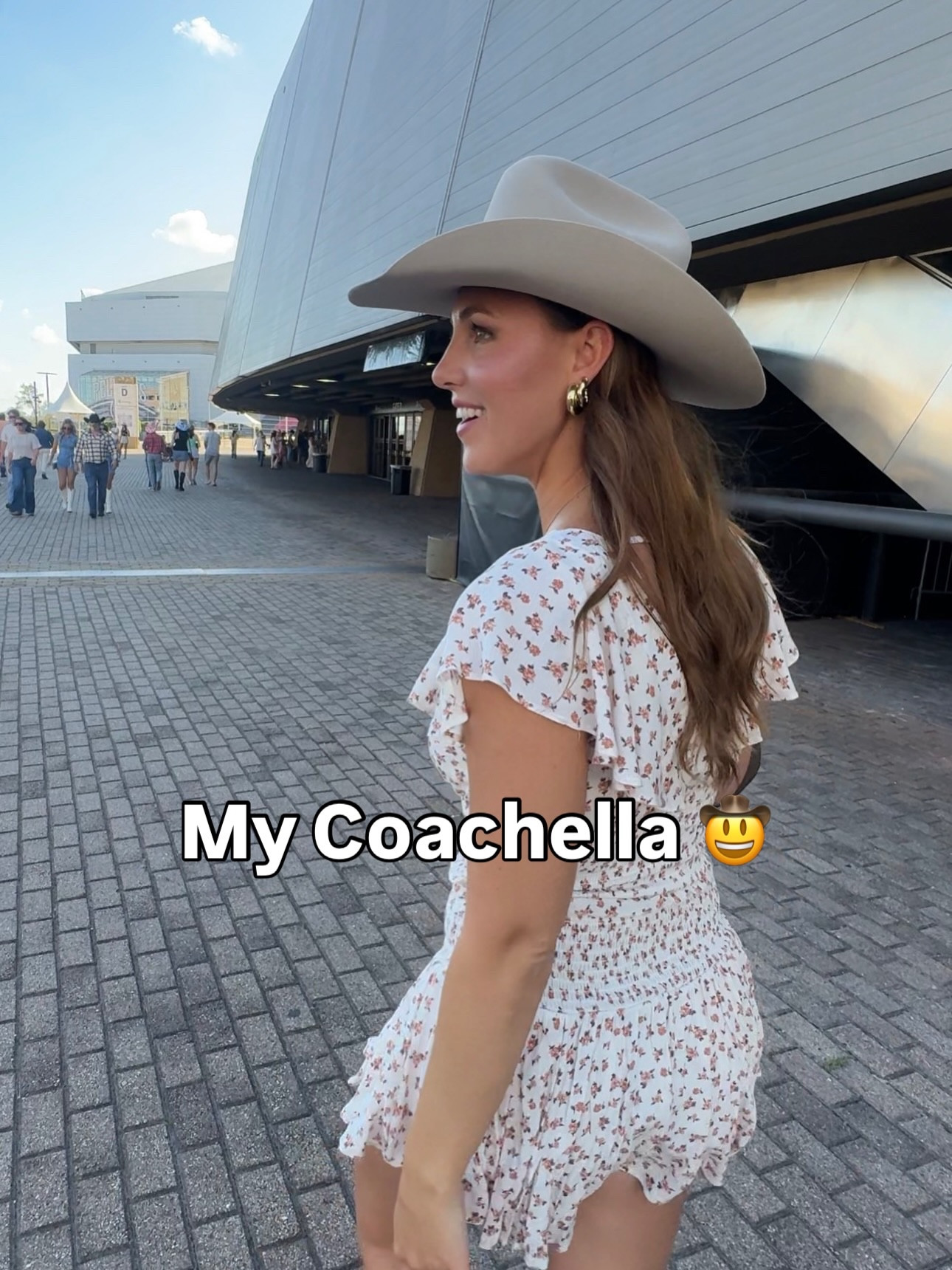 This is way better 🤪 

Glad I brought my @raybanmeta glasses for this! Thanks @facebook! 

Outfit details 😍
- 2 piece set and Stetson hat: @boot_barn_official 
- boots: @tecovas
- bomber jacket: @beginningboutique 

@facebookforcreators @thehondorodeo #hayleyandmo #rodeo #funnycouples
