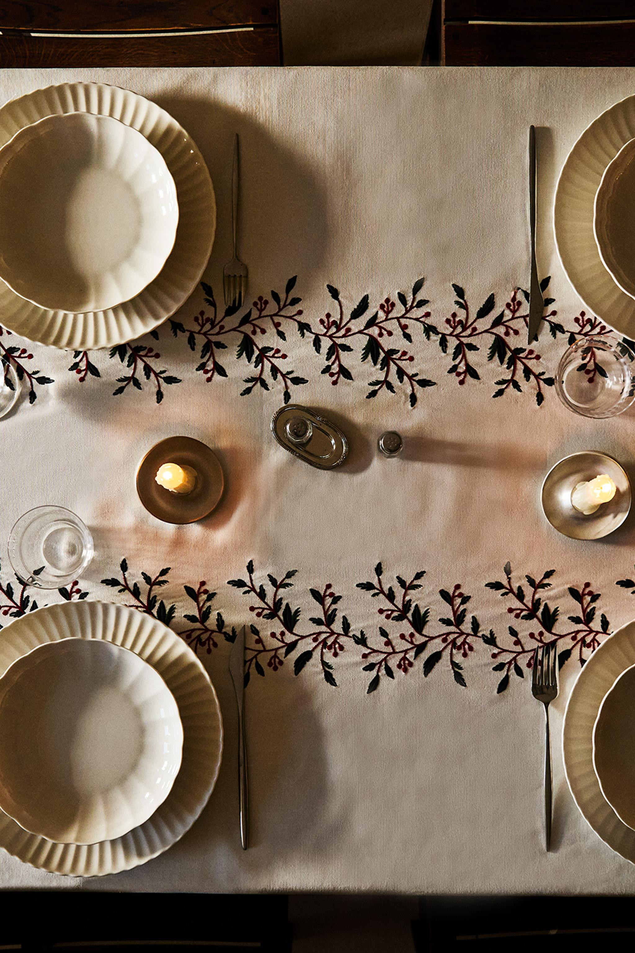 TISCHDECKE AUS BAUMWOLLE MIT WEIHNACHTSBEEREN | Zara DE