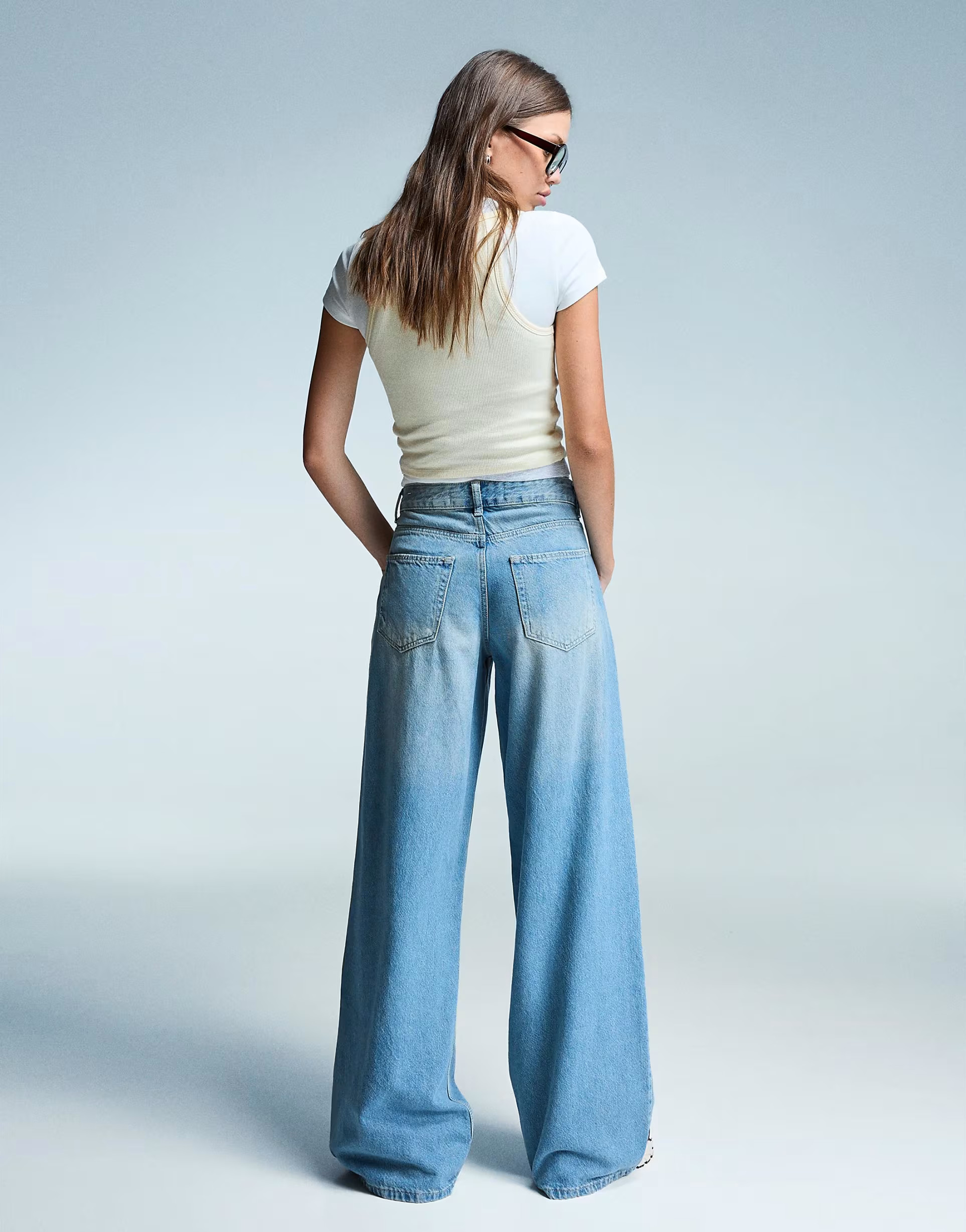 Bershka wide leg low waist jeans in mid blue | ASOS (Global)