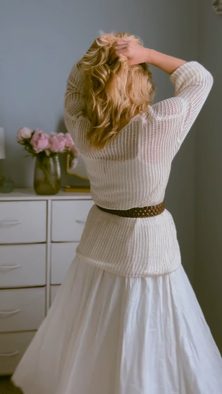 It’s peony season! 🌸🌸🌸 Time for cream knits and dancing in the daytime in this beautiful @evalessofficial top - Comment LOVE and I’ll send you details 💕

#peonies #softlifestyle #evaless #founditonamazon #cinematicreel