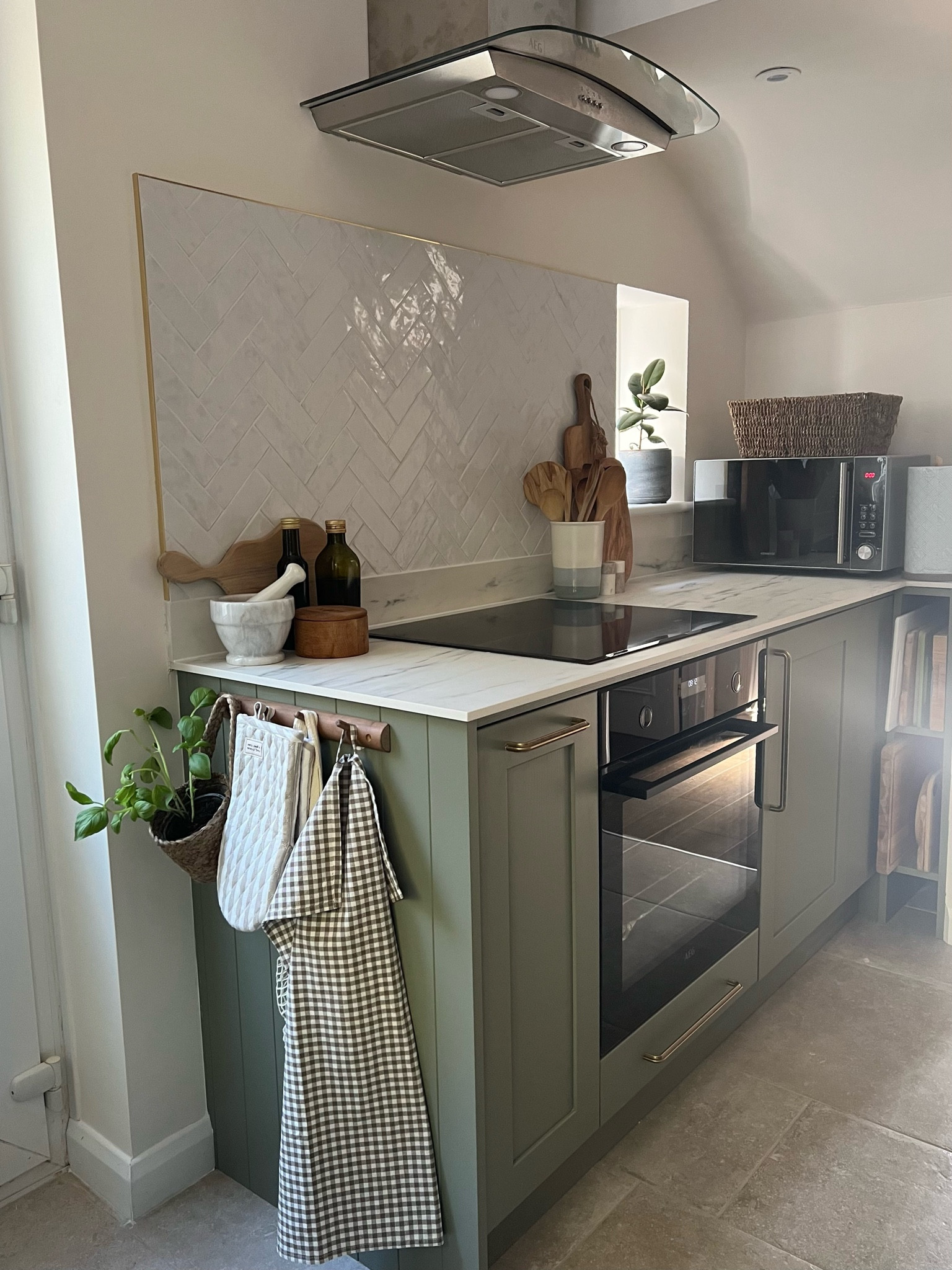 Kitchen accessories and home styling including chopping boards, tea towels, plant pots and pestle and mortar 

#LTKunder50 #LTKhome #LTKeurope