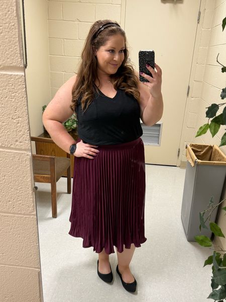 I love a skirt for work. They’re classy and easy to dress up or down. This one is really comfortable and comes in a few pretty colors, and it’s a great mid-calf length.

#LTKFindsUnder50 #LTKStyleTip #LTKWorkwear