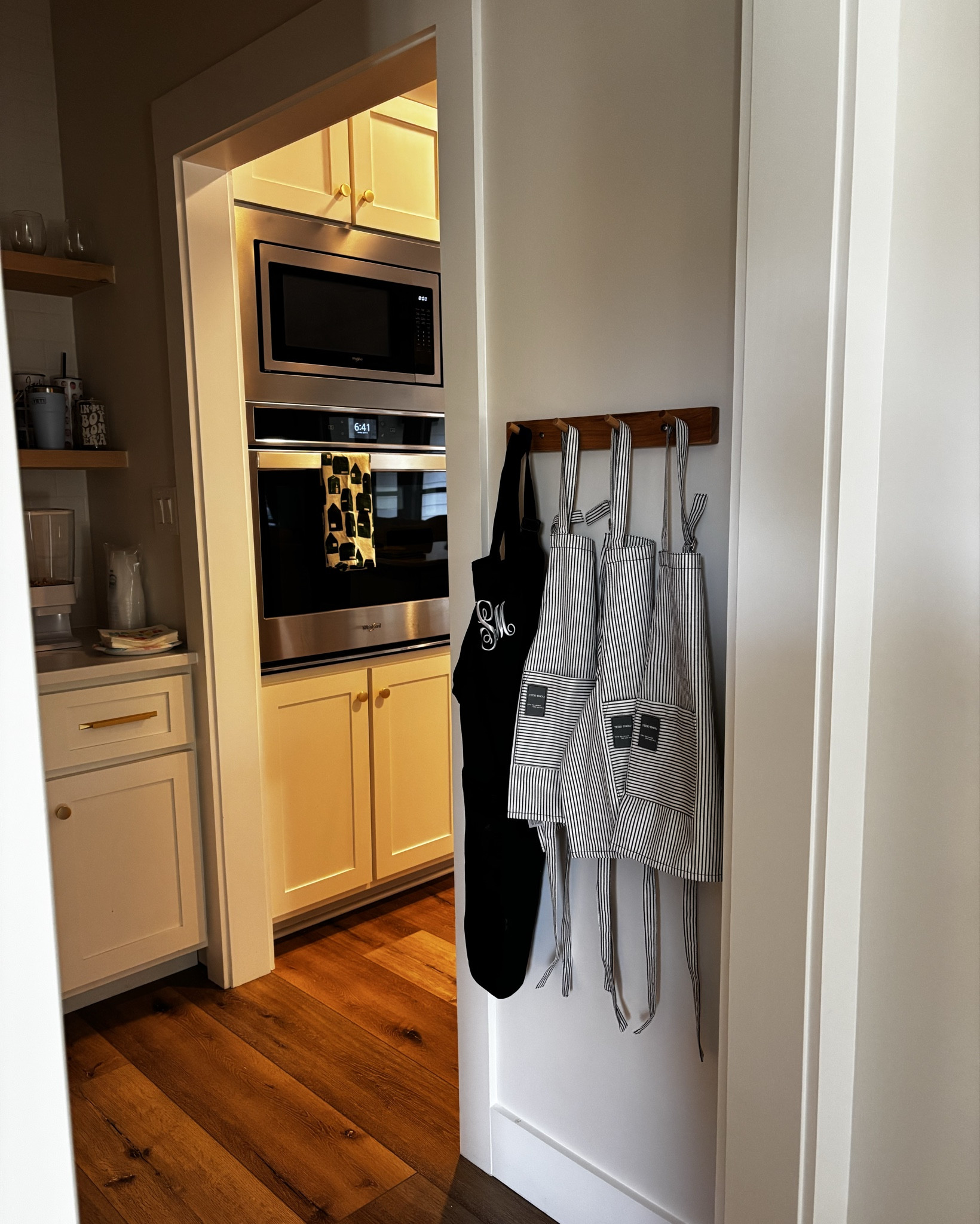 Wood coat hanger + kids aprons


#LTKdayinmylife #LTKmomlife #LTKHome