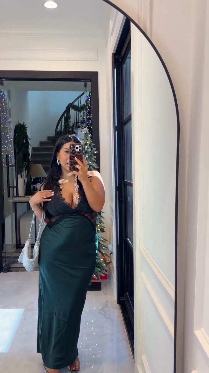 The first Christmas party postpartum and this dress is everything😍  @victoriassecret is your one stop shop for your holiday event outfits and all of your gifting needs! The gift sets make great gifts for whoever you’re shopping for🎁🎄 #VSPartner 

Comment “shop” for links✨ 
@shop.ltk #liketkit 

#christmasparty  #holidayevent #holidayparty #holidays #christmasgift