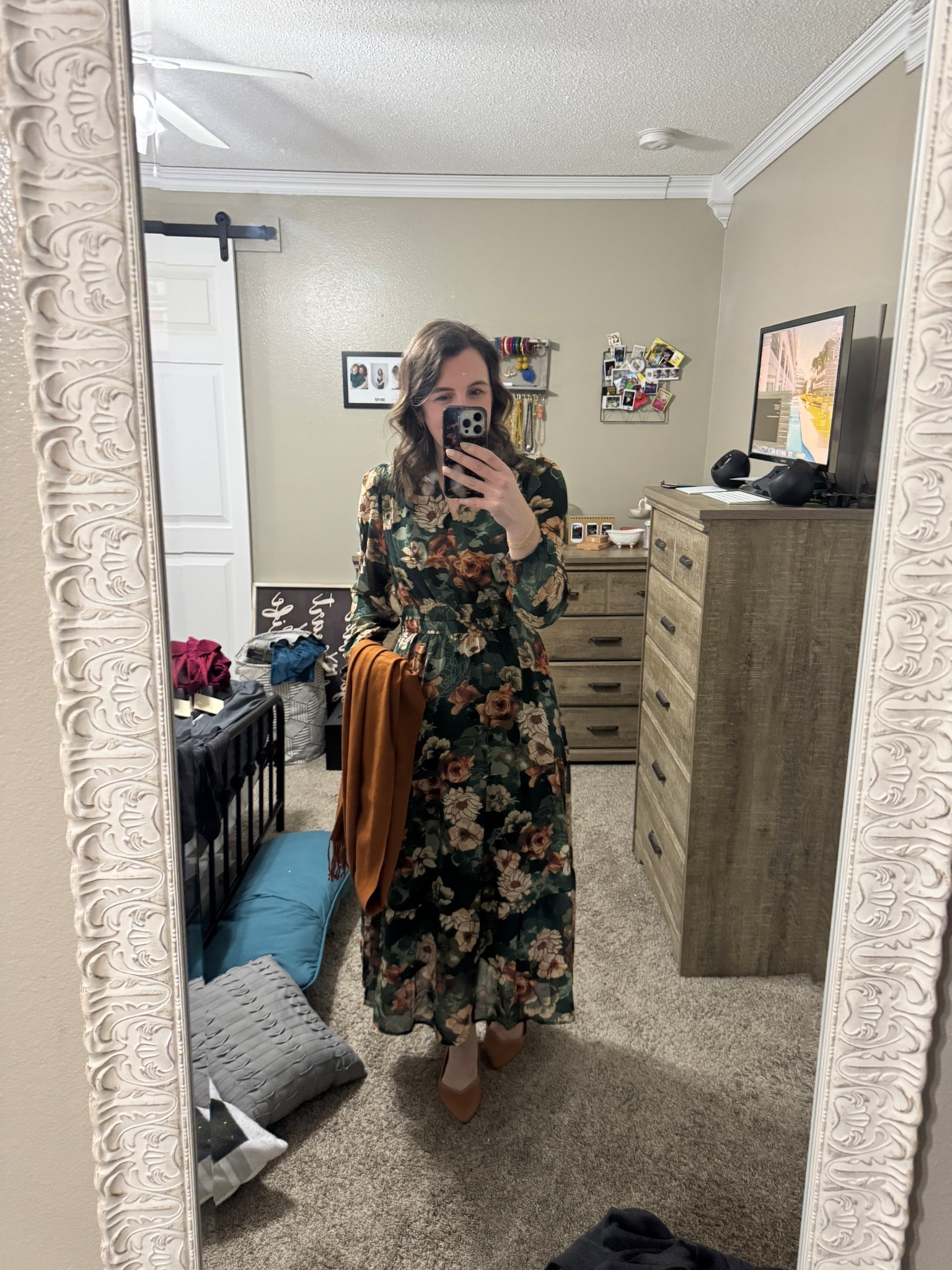 Such a pretty floral dress. I’m in a medium. Would be great for a chilly wedding  