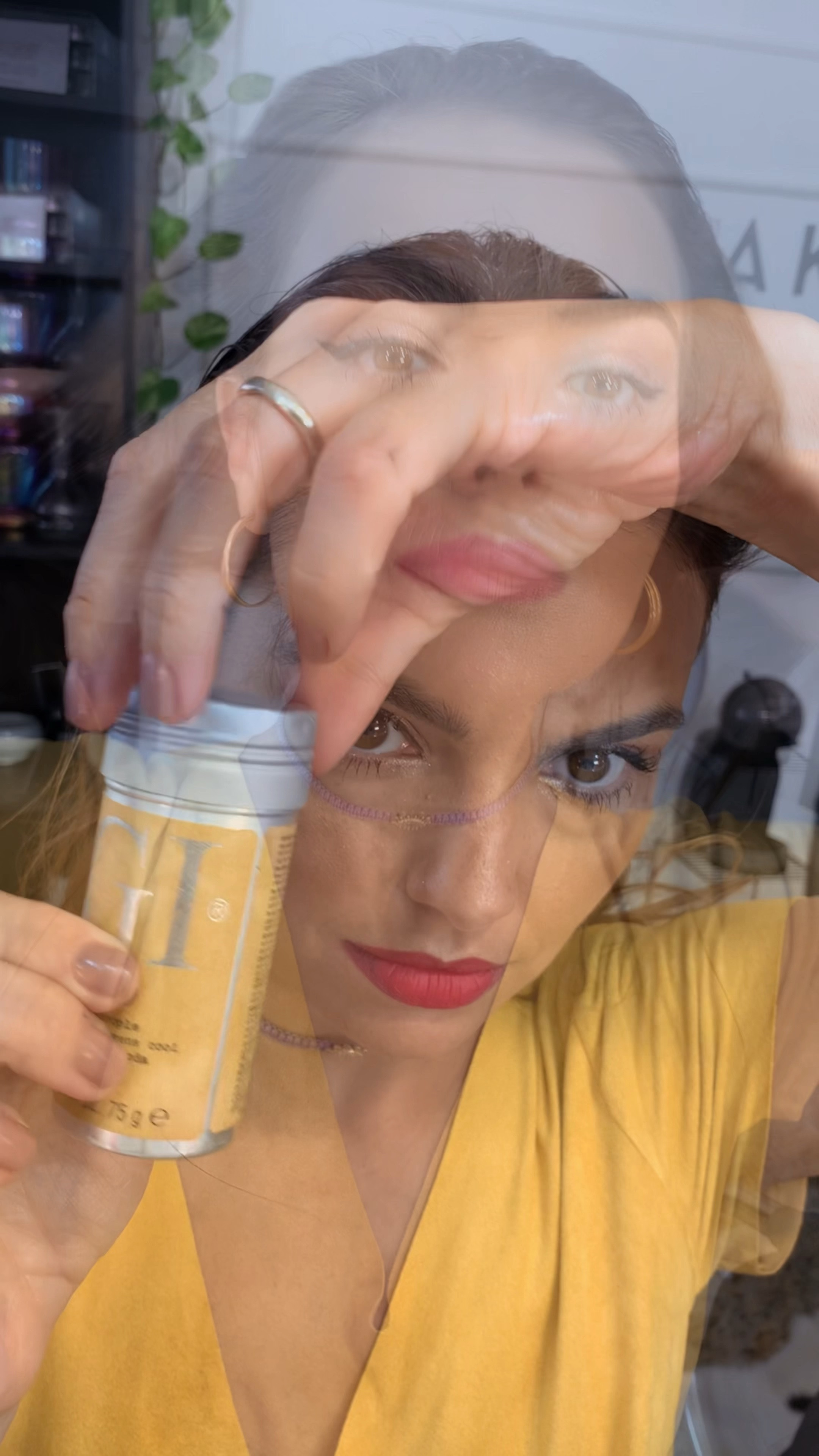 Eu trouxe pra vocês uma sugestão prática e fresca pra vc ficar arrumada e sem cabelo grudando na noite de natal !

Quem reproduzir me manda foto que eu quero ver hem 😉

Produtos utilizados : 

✨After Party @bedhead.brasil 
✨cera em bastão @bedhead.brasil 
✨spray fixador Masterpiece @bedhead.brasil 
@bedheadbytigi 


#LTKGiftGuide #LTKbeauty #LTKbrasil