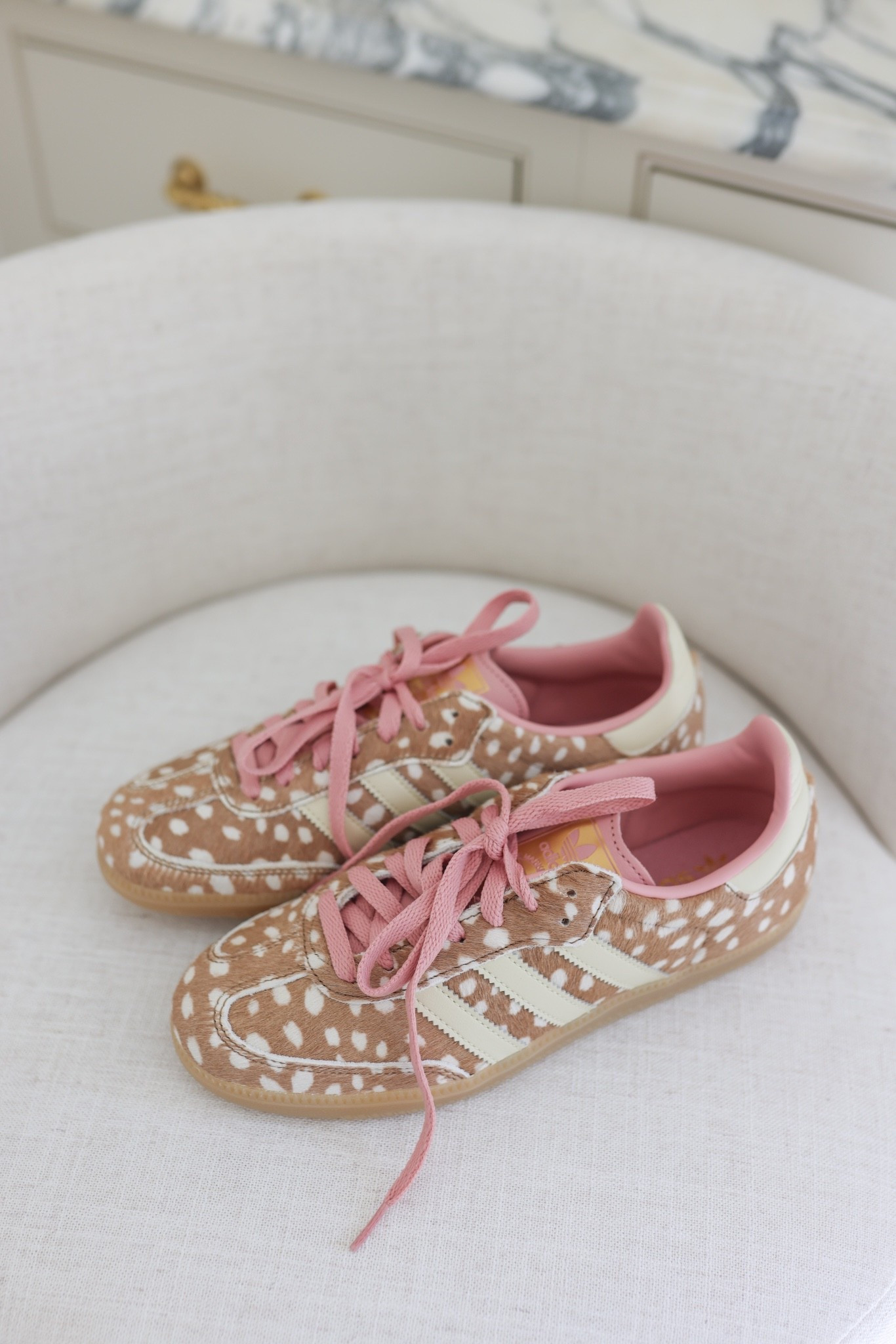 Cutest sneakers ever! Perfect for fall. 

Adidas samba sneakers, adidas Bambi sneakers