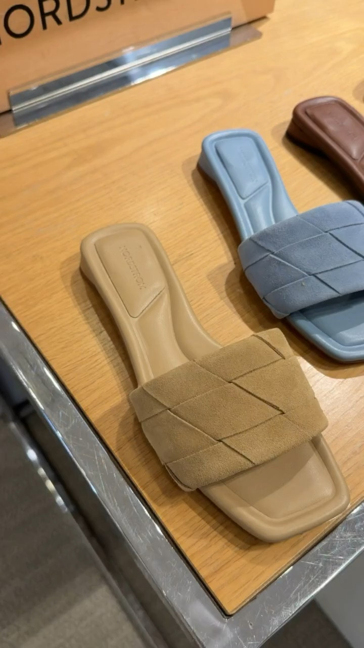 WEEKLY BEST SELLER

Summer slide sandals, vacation sandals, spring shoes, nordstrom shoes, annabrstyle, anna monteiro

#LTKOver40