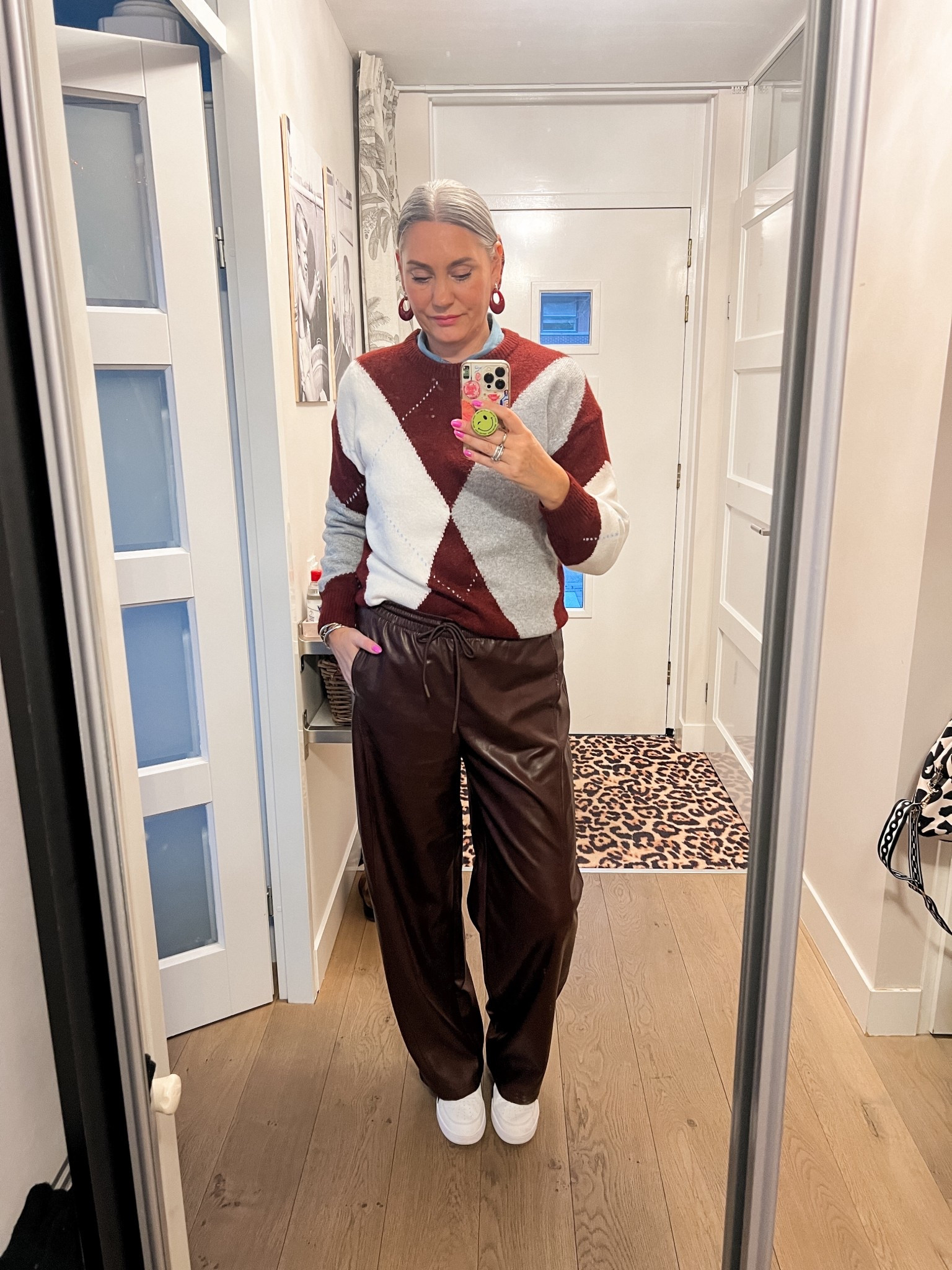 OOTD - Donderdag. Spijkerblouse (heren M), lekkere warme trui met ruitpatroon (M, https://ms-mode-nl.mtpc.se/5916303) en bordeauxrode imitatieleren broek (Shoeby sale, xl) en witte Puma sneakers. 



#LTKeurope #LTKwinter #LTKnederlands